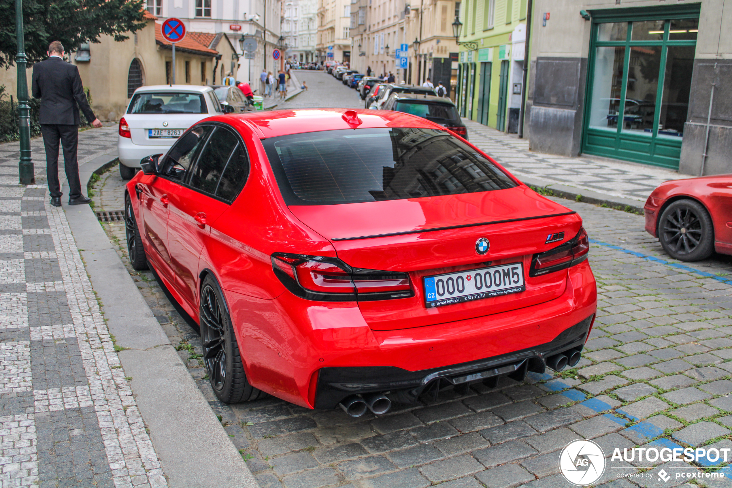 Zo zien we het niet vaak: Rode BMW M5