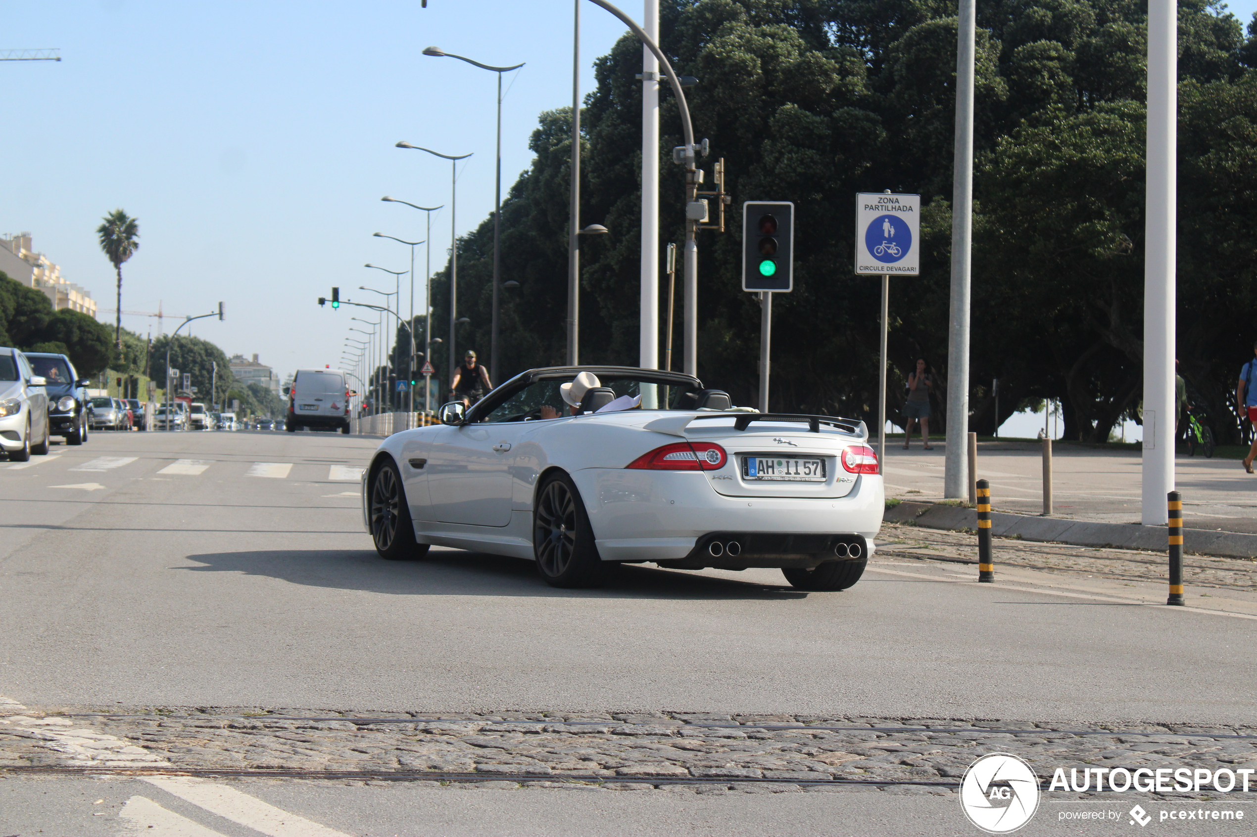 Tweemaal Jaguar XKR-S Cabrio