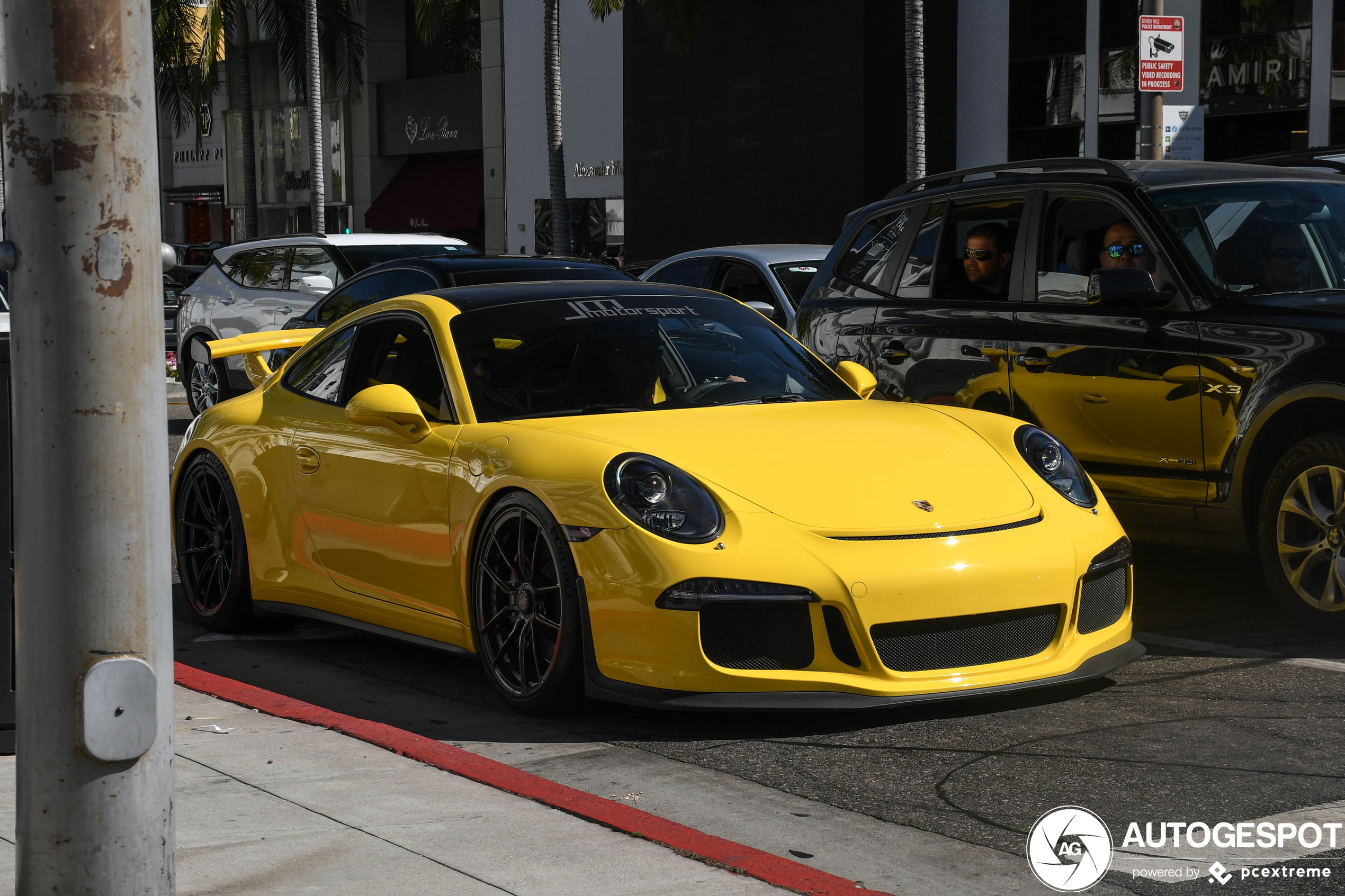 Gele Porsche GT3 trekt bekijks op Rodeo Drive