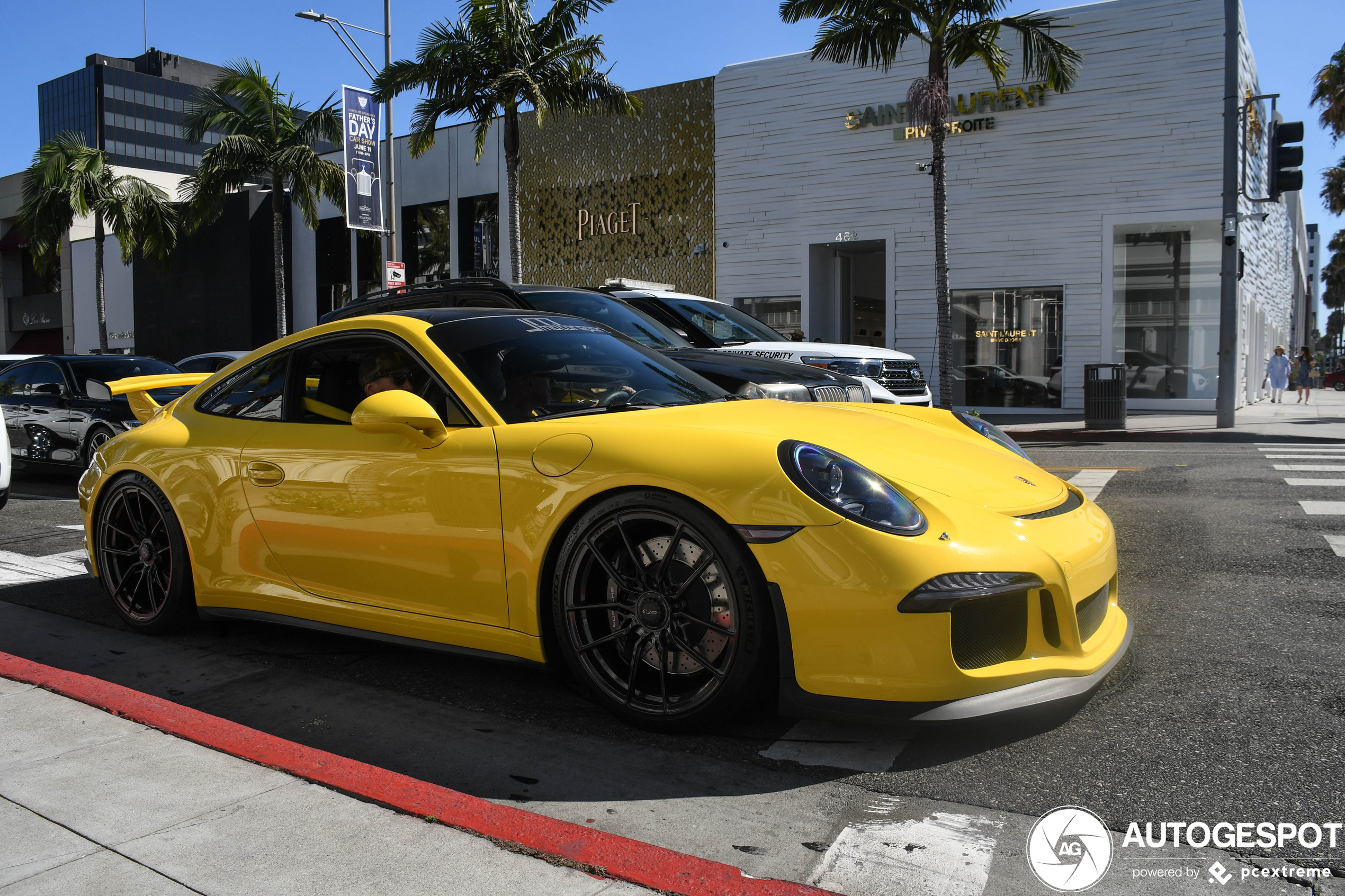 Gele Porsche GT3 trekt bekijks op Rodeo Drive