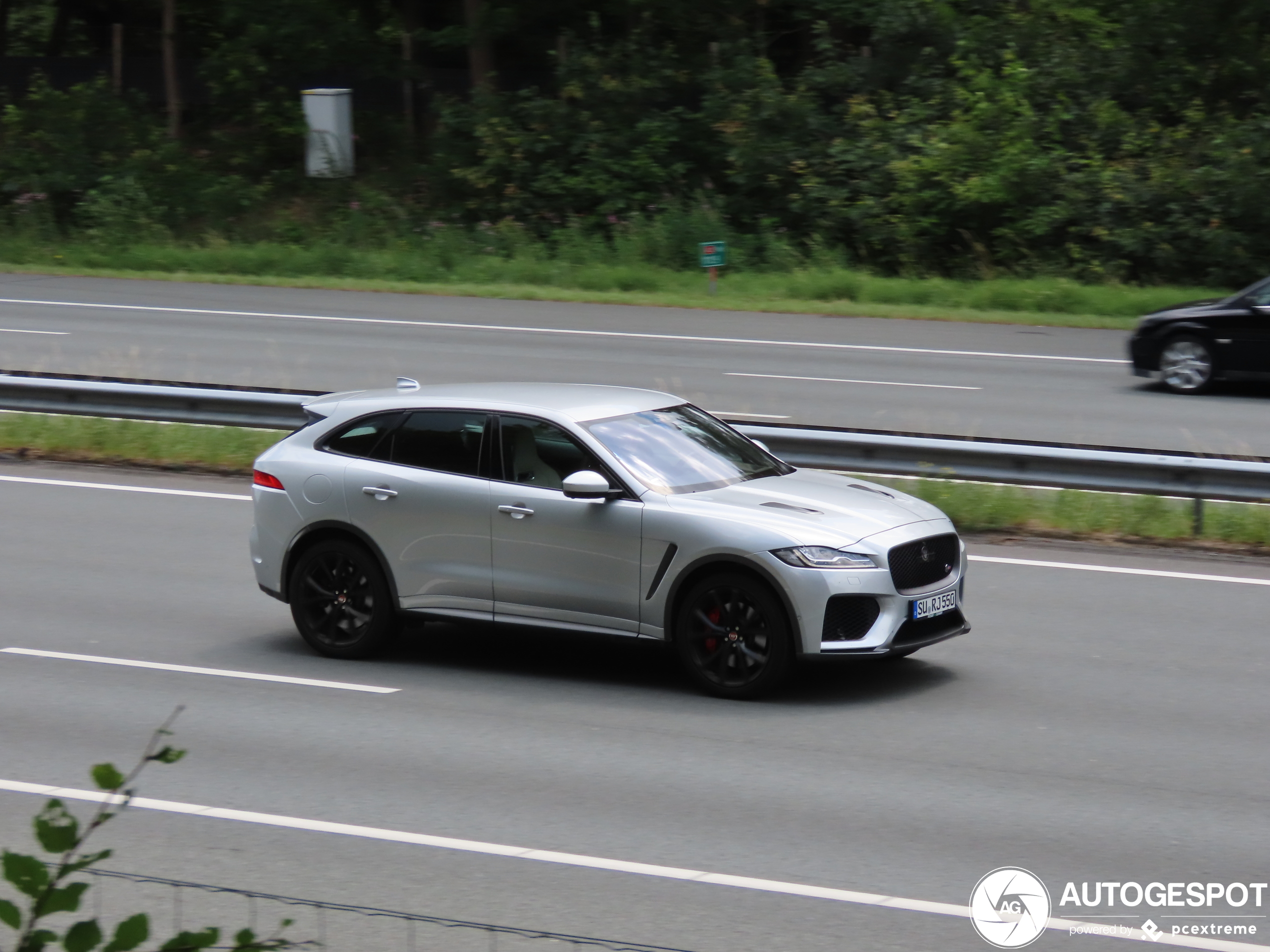 Jaguar F-PACE SVR