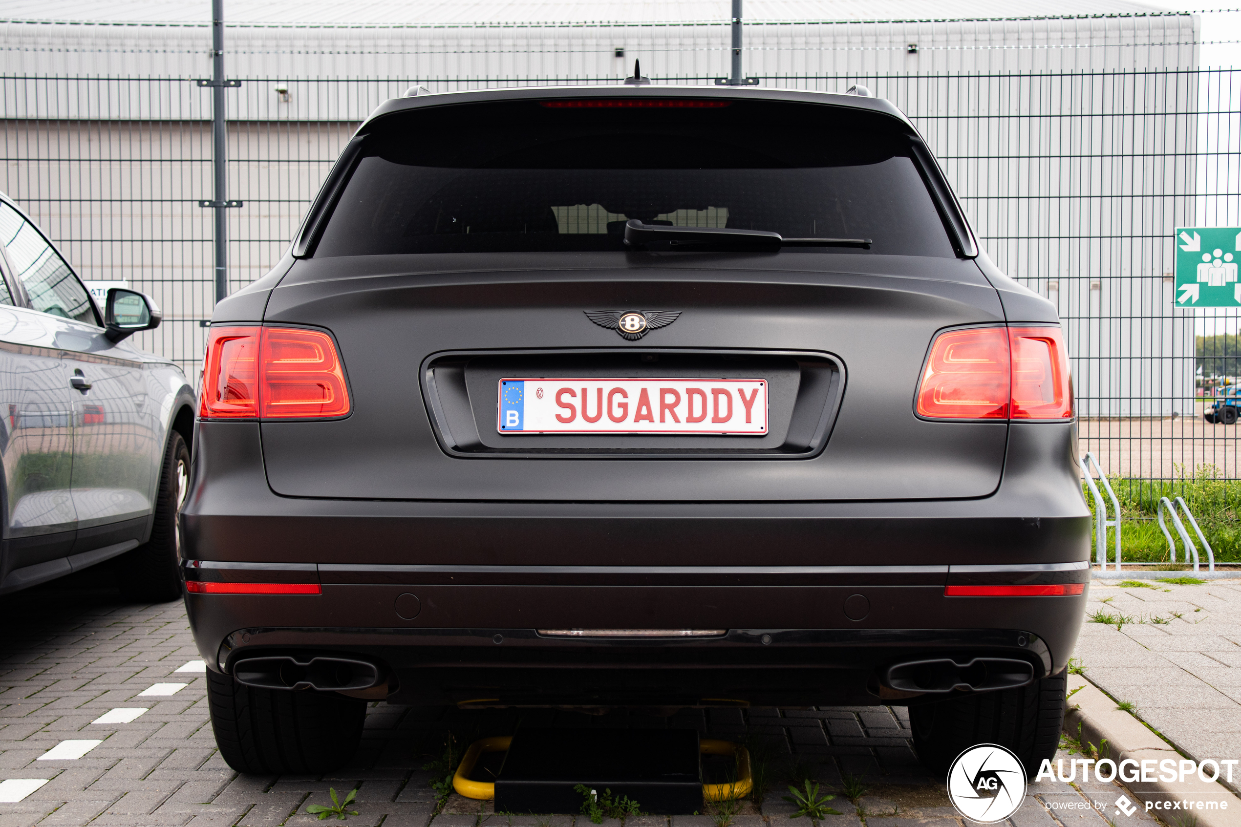 Sugardaddy betaald het bonnetje bij de Bentley dealer