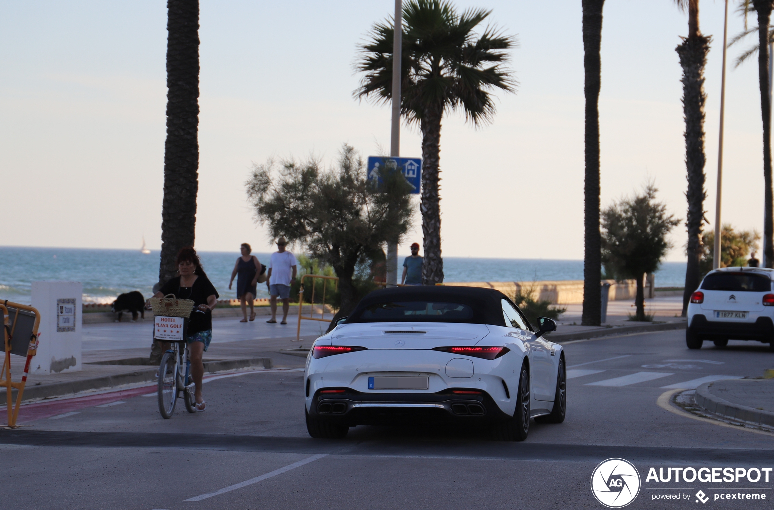 Deze Mercedes-AMG SL krijgt een stekker in zijn kont