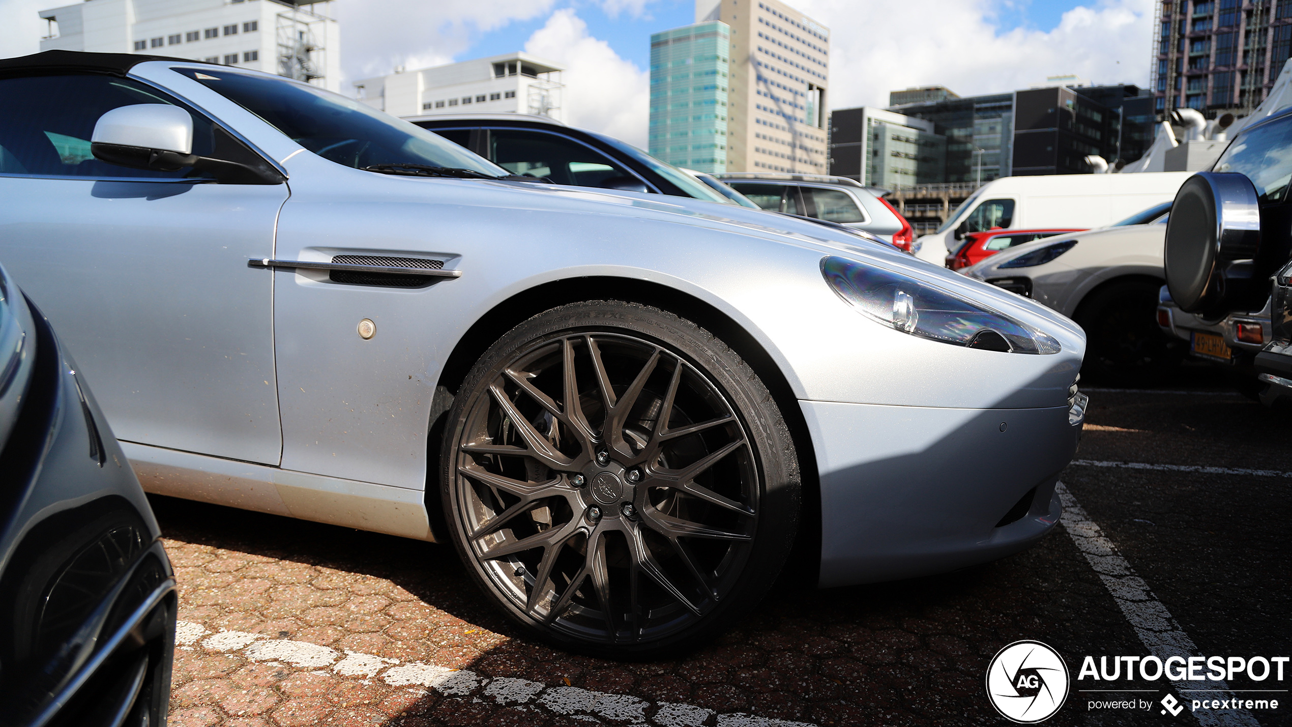 Deze Aston DB9 is niet naar Utrecht komen rijden