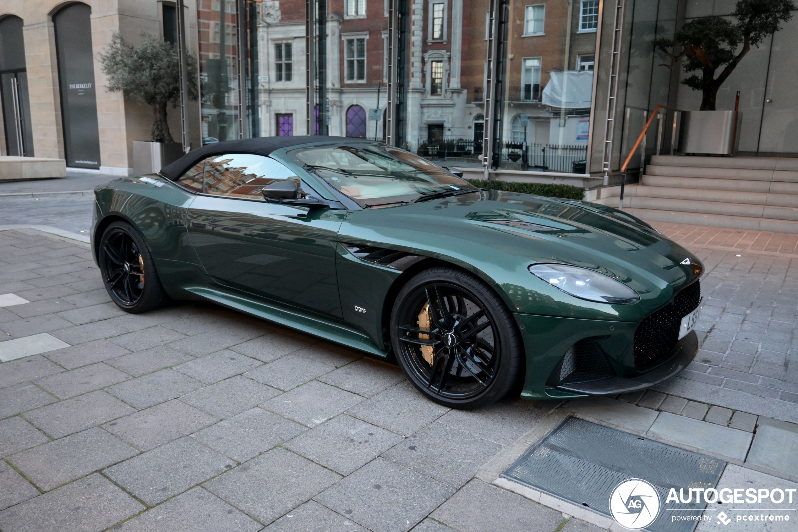 Aston Martin DBS Superleggera Volante