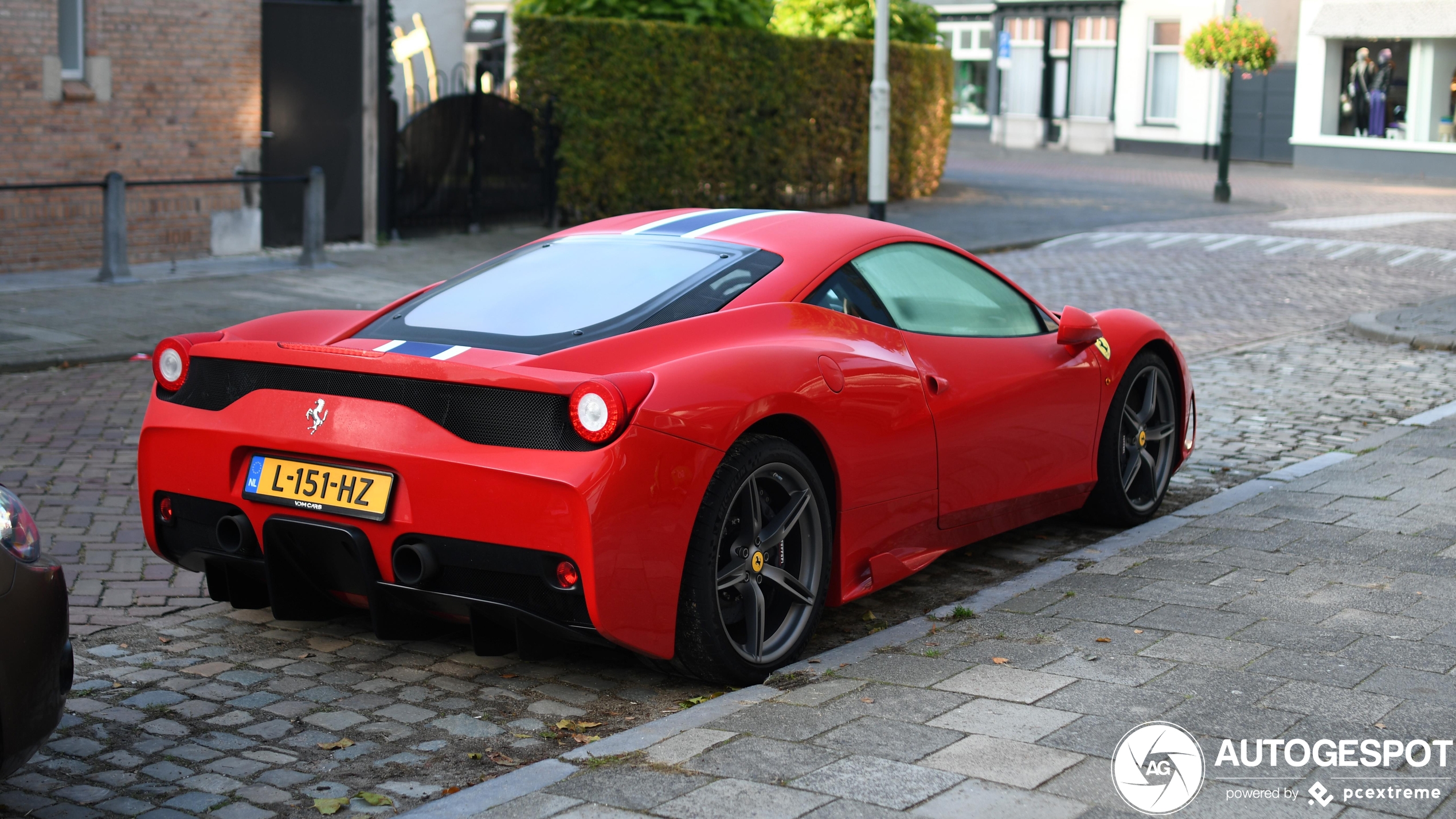 Ferrari 458 Speciale is bedekt met een vochtig laagje