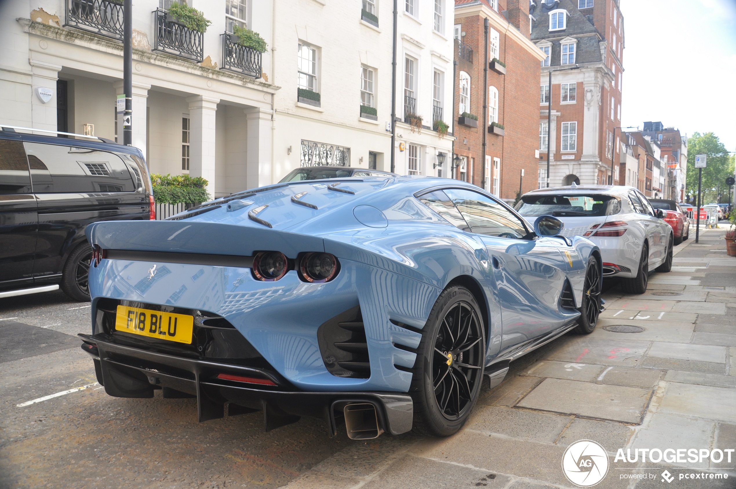 Gloednieuwe Ferrari 812 Competizione heeft al een bonnetje gepakt