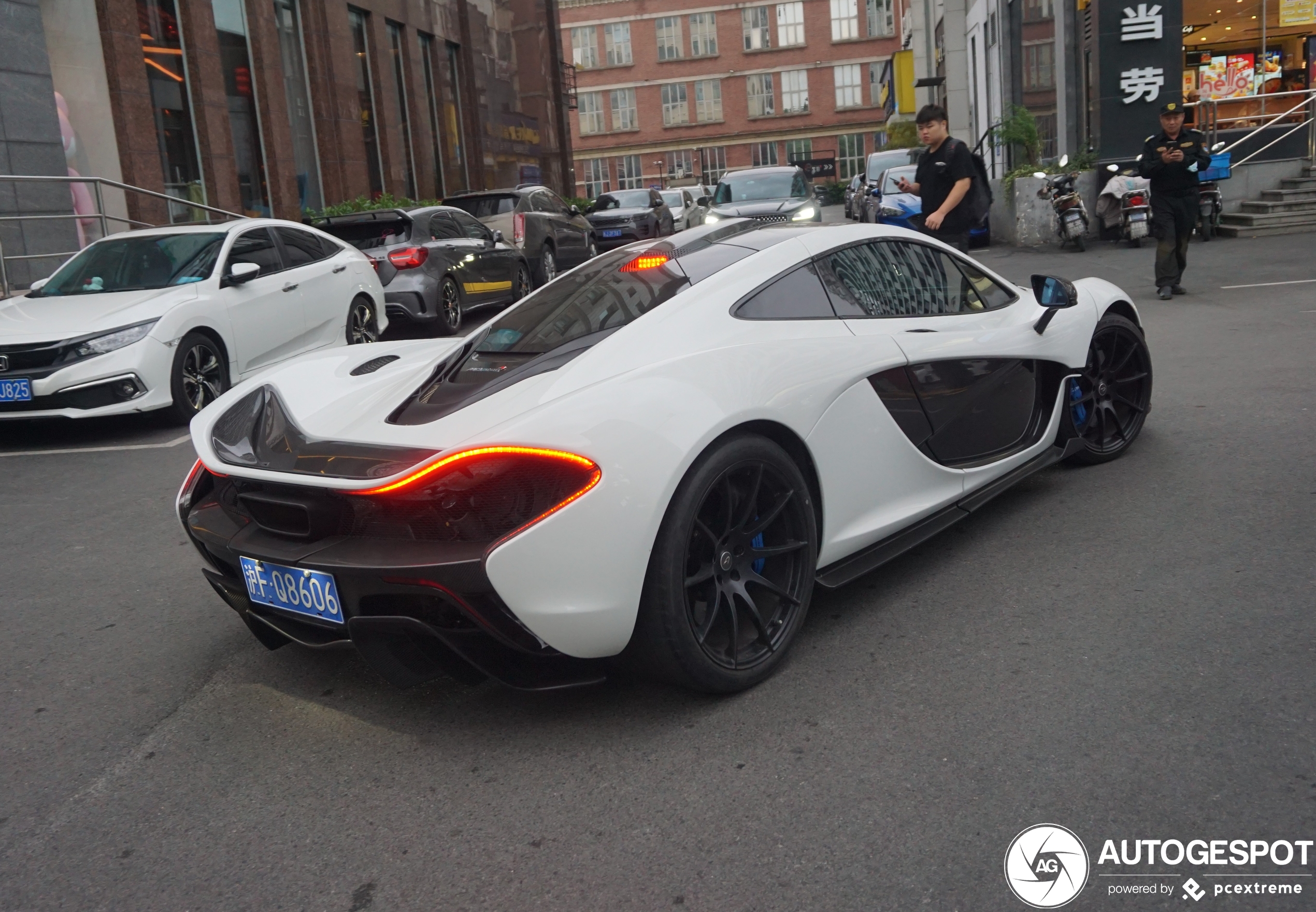 McLaren P1 doet harten sneller kloppen in Shanghai