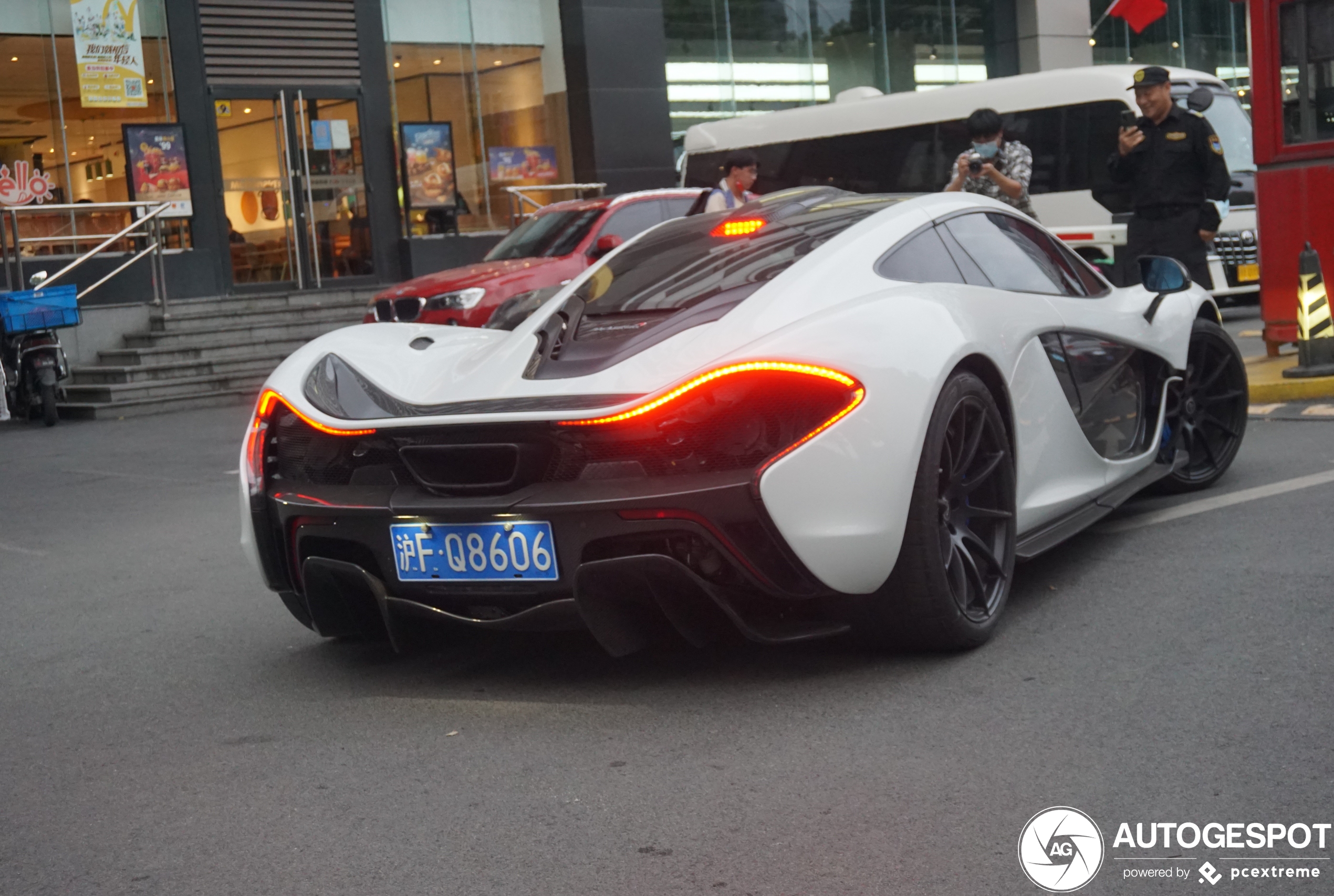 McLaren P1 doet harten sneller kloppen in Shanghai
