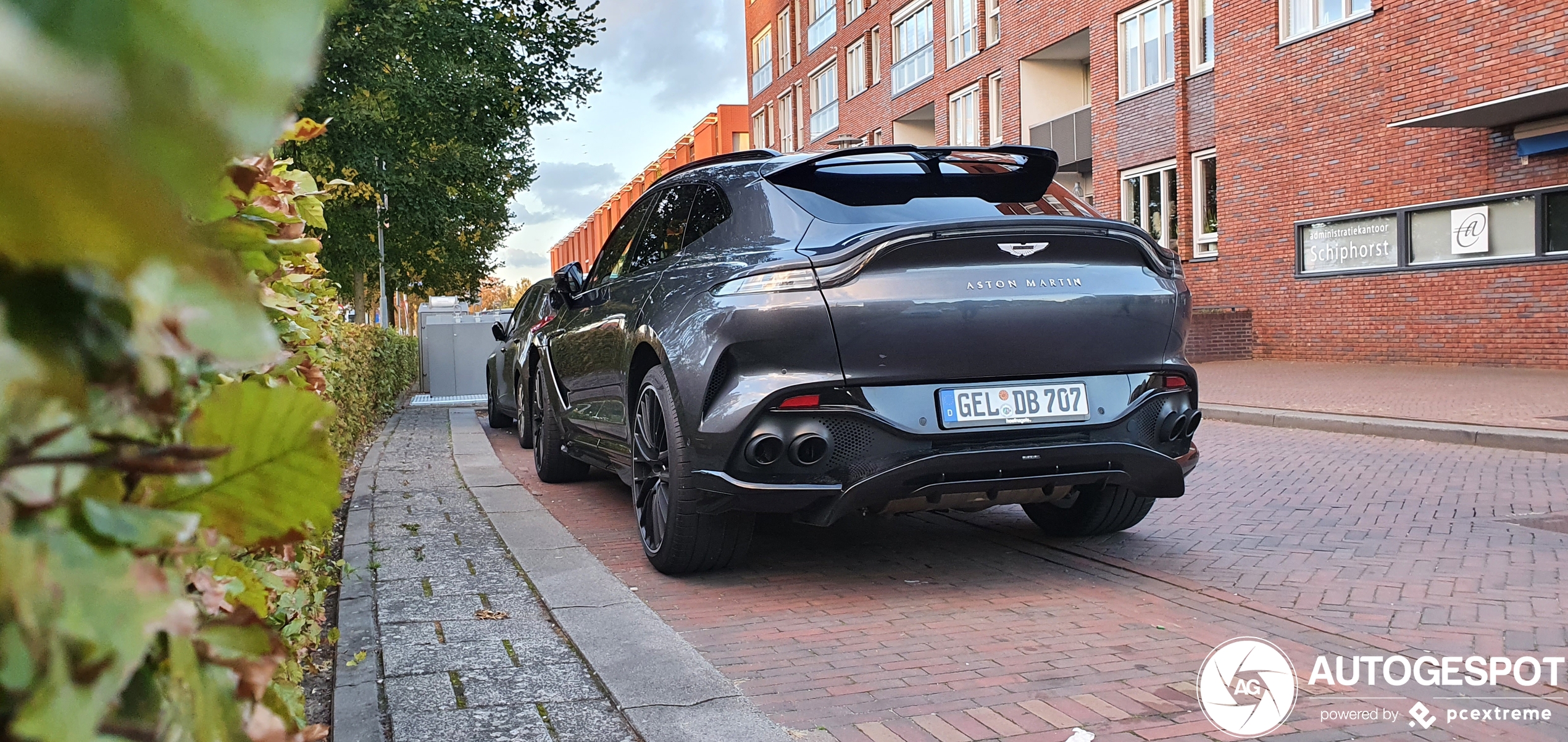 Aston Martin DBX707