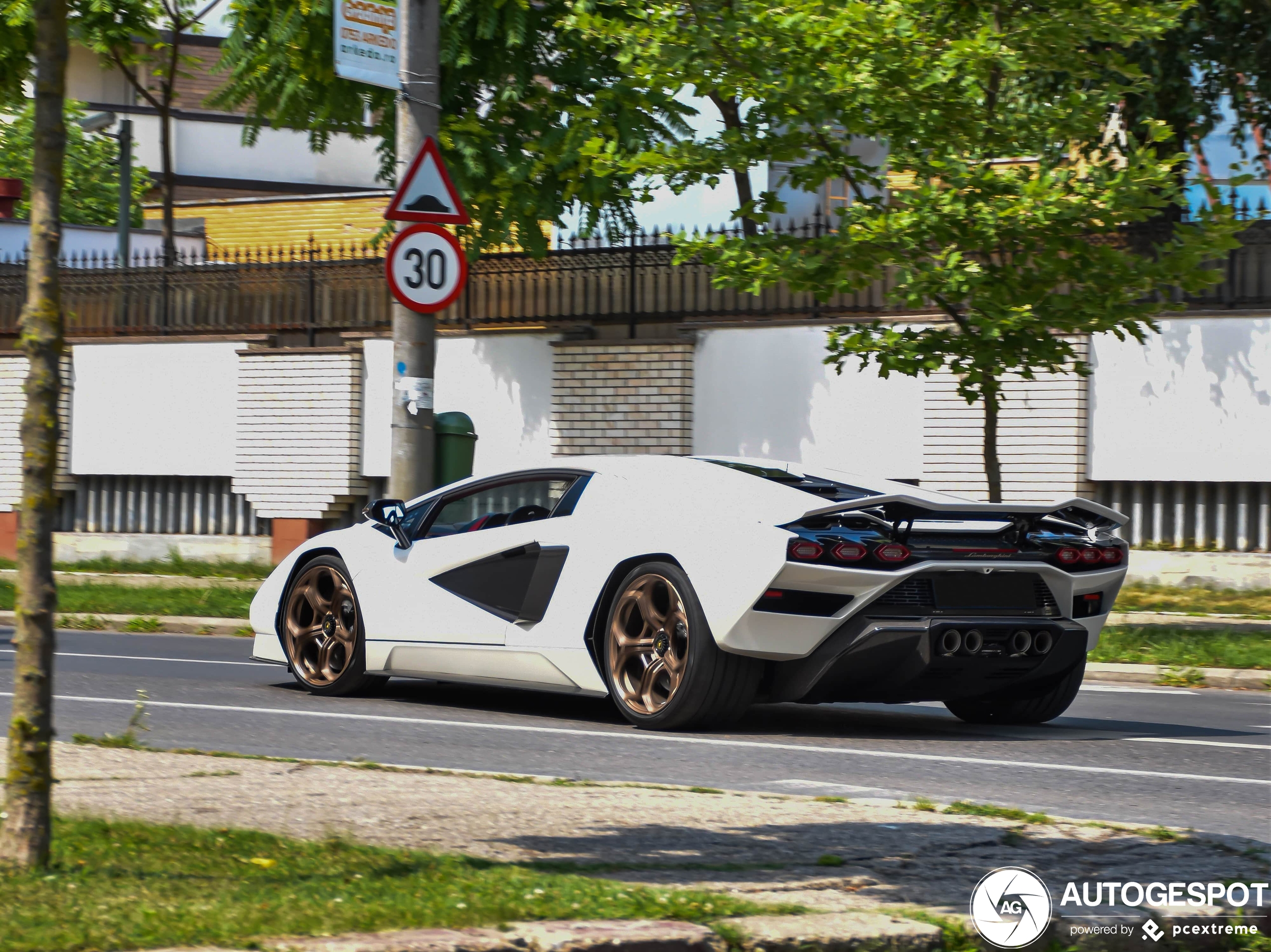 Karamba, the Lamborghini Countach LPI 800-4 is so cool