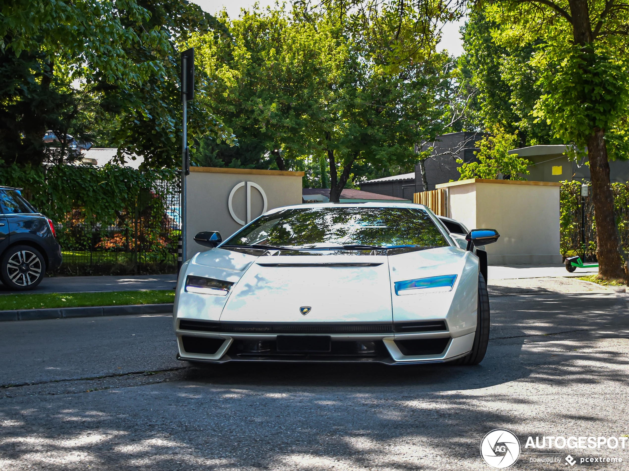 Karamba, the Lamborghini Countach LPI 800-4 is so cool