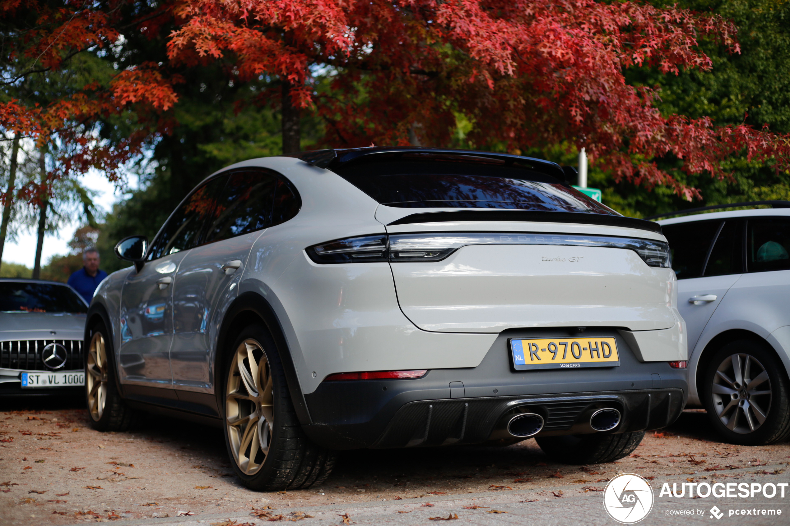 Herfstkleuren geven plaatjes van Porsche Cayenne Coupé Turbo GT lekkere sfeer