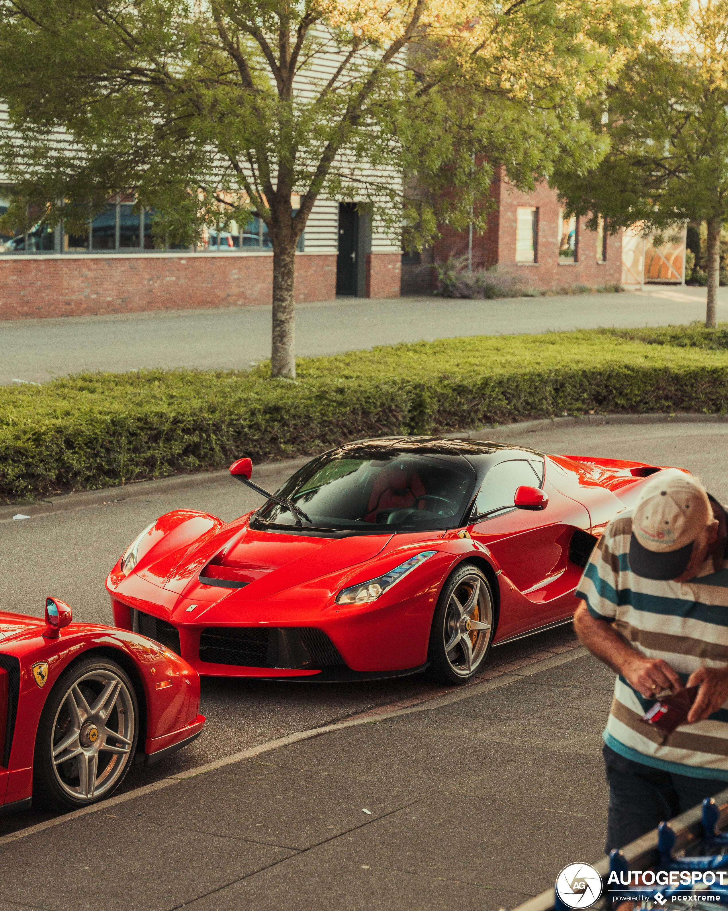 Ferrari eigenaar geeft laatste centen uit bij Aldi