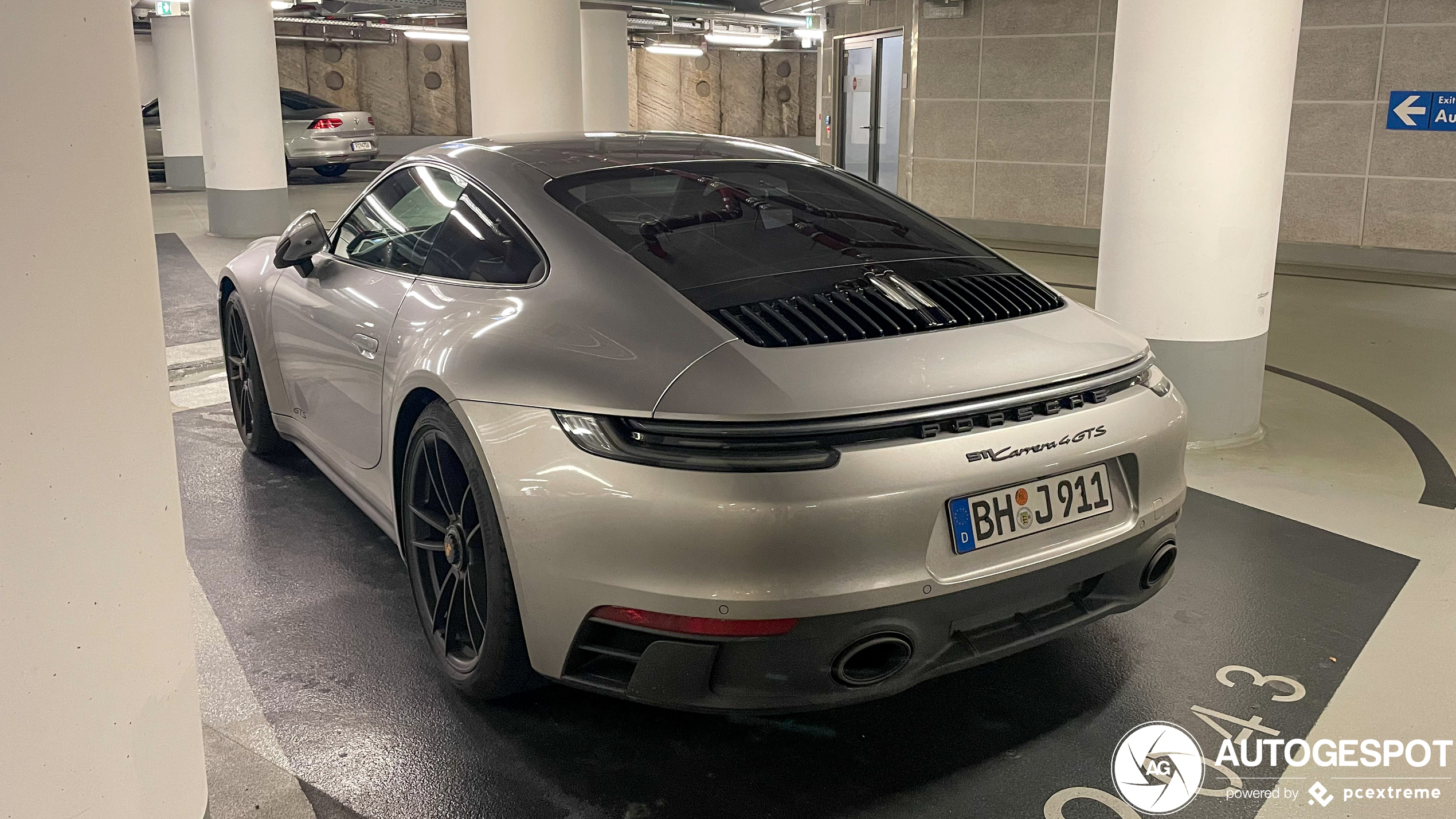 Porsche 992 Carrera 4 GTS