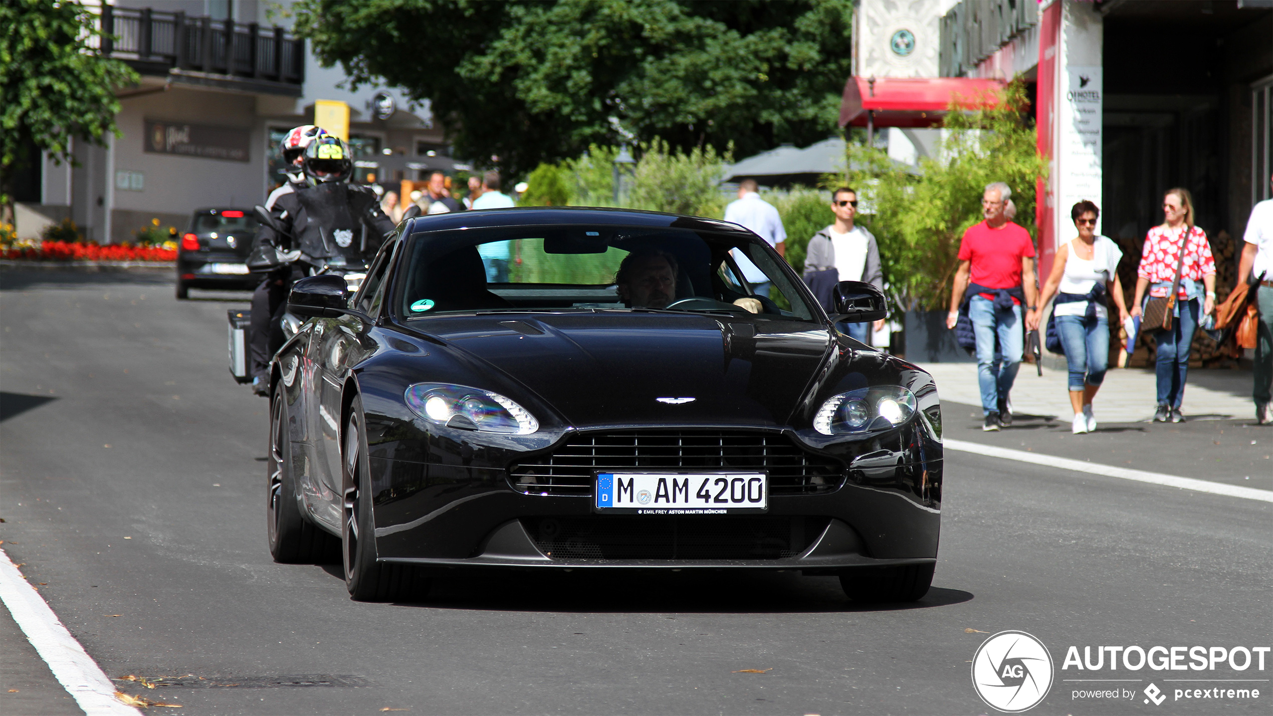 Aston Martin V8 Vantage 2012