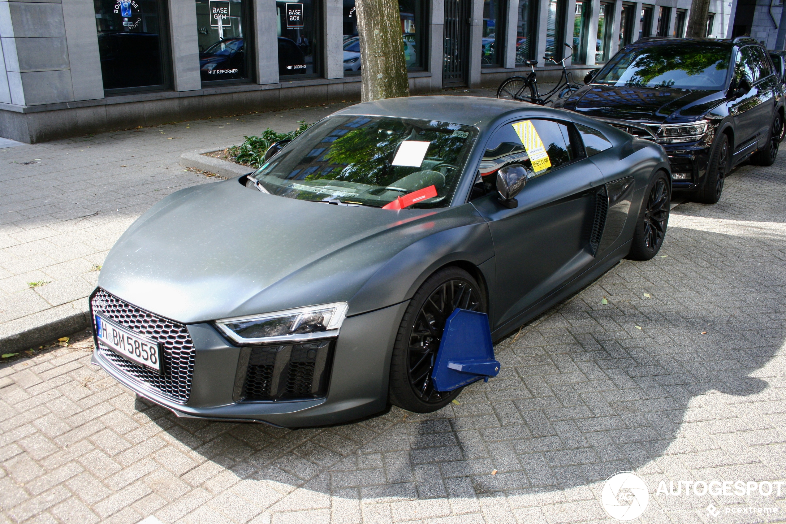 Deze twee auto's komen niet van hun plek af