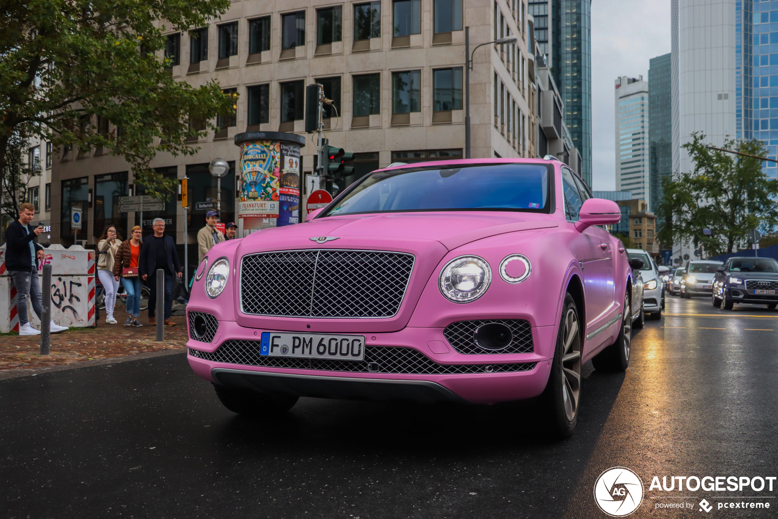 Nekkendraaier: Roze Bentayga