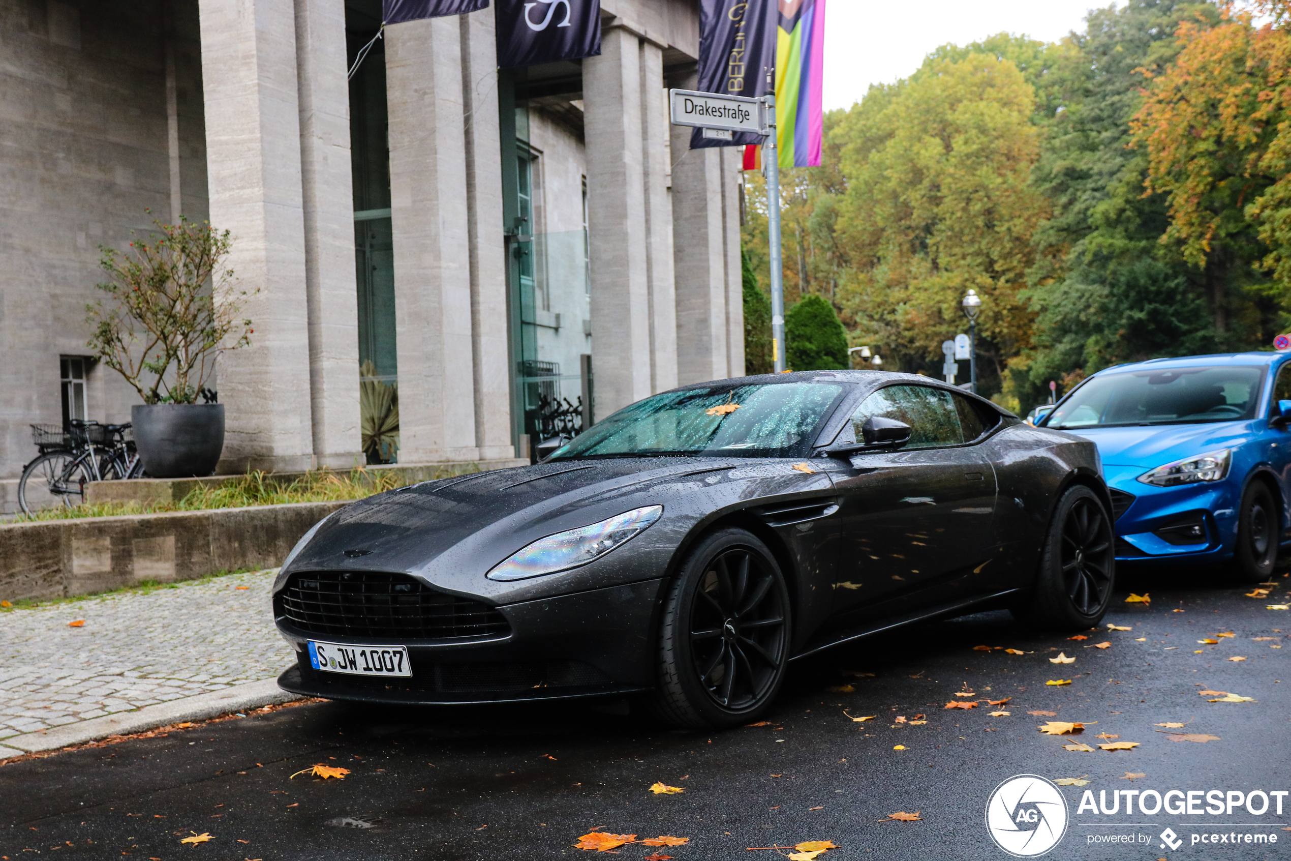 Aston Martin DB11 AMR