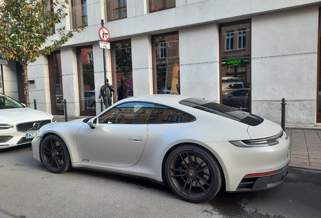 Porsche 992 Carrera 4 GTS