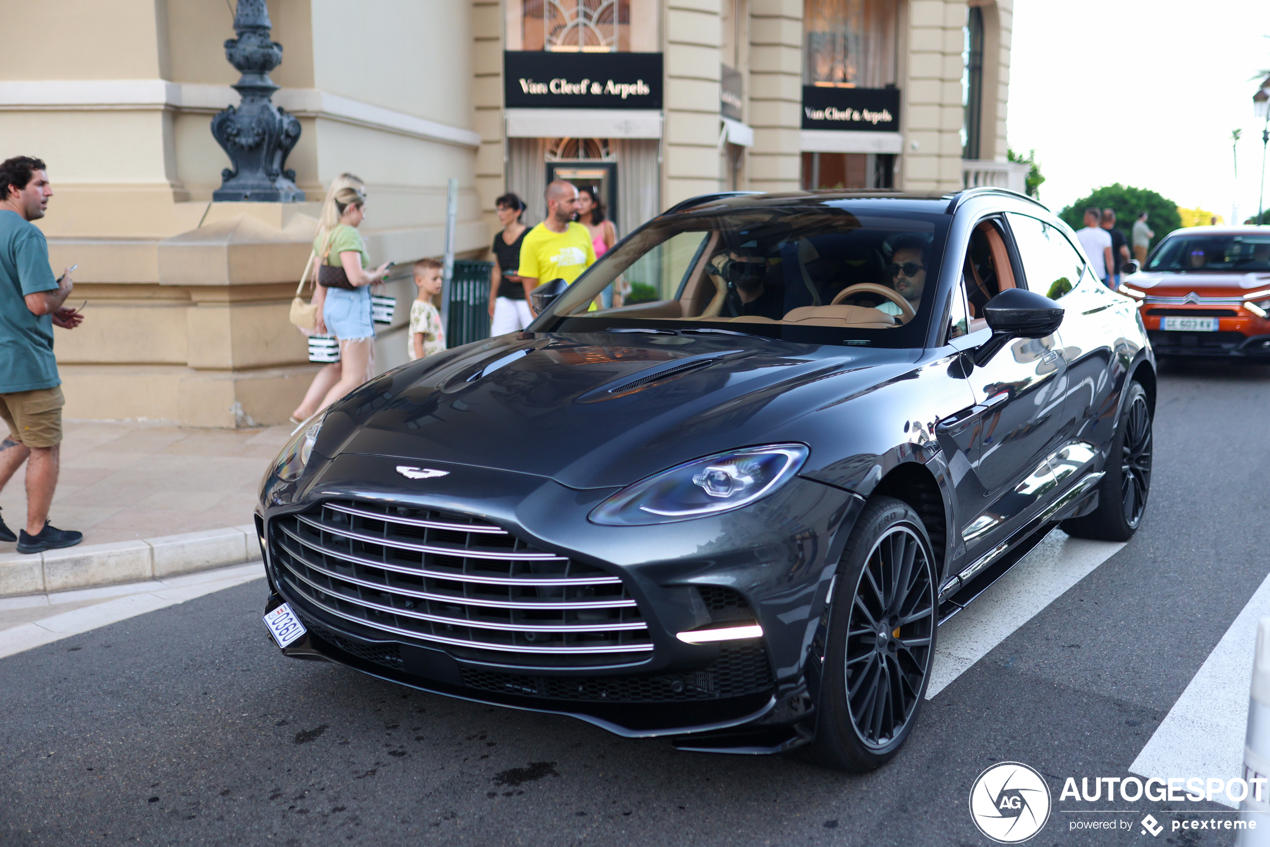 Aston Martin DBX707