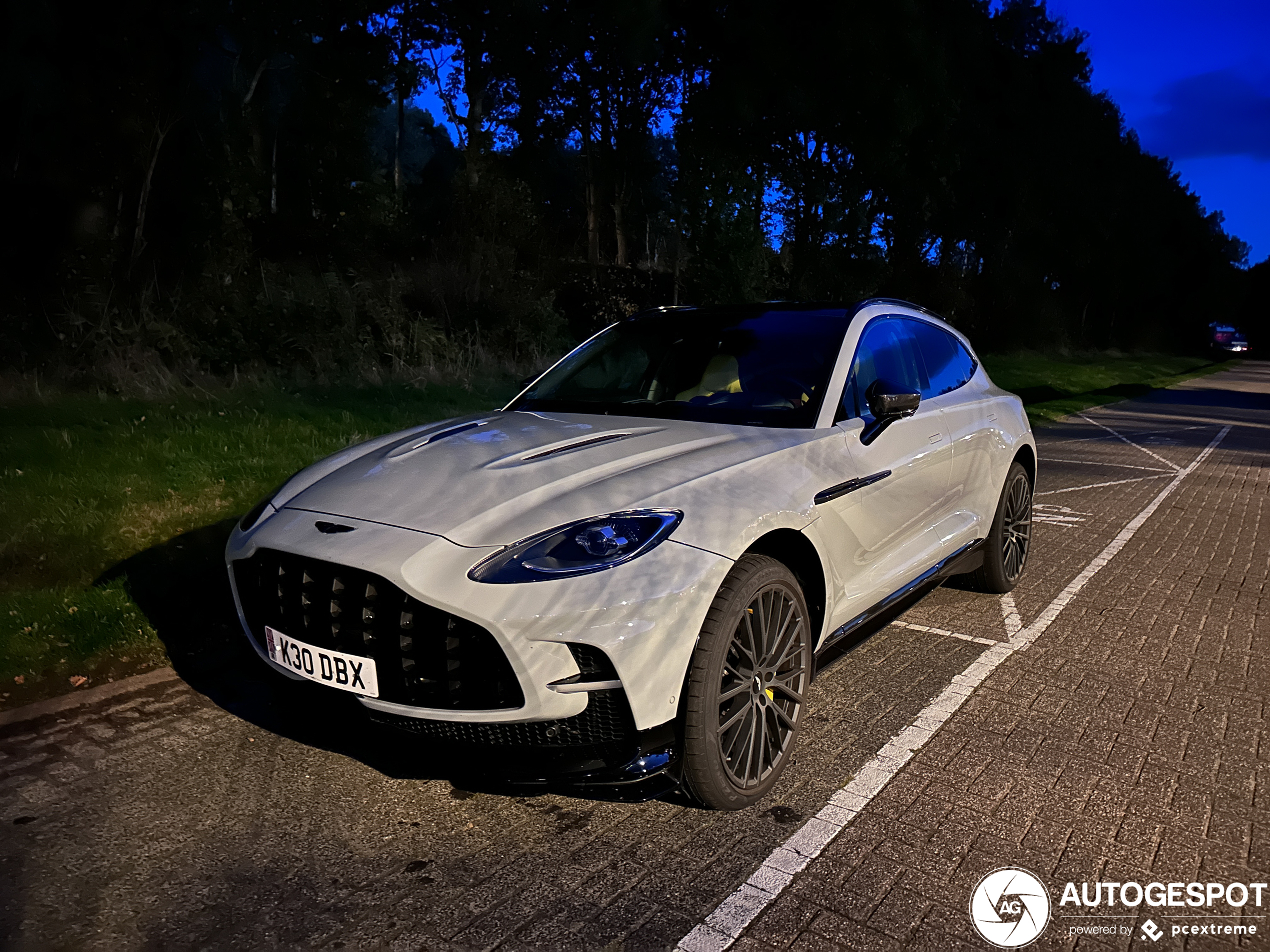 Aston Martin DBX707