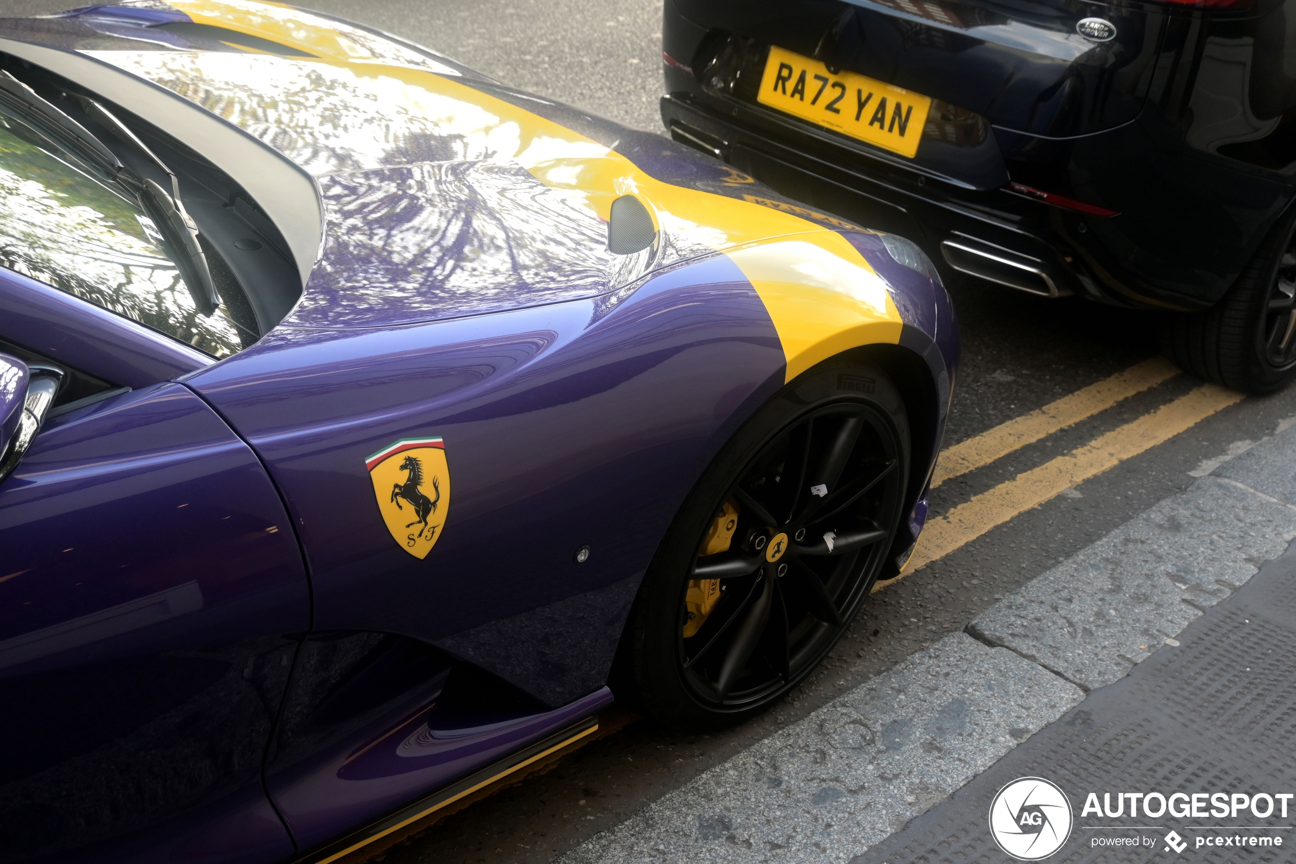 Paars en gele Ferrari 812 in London