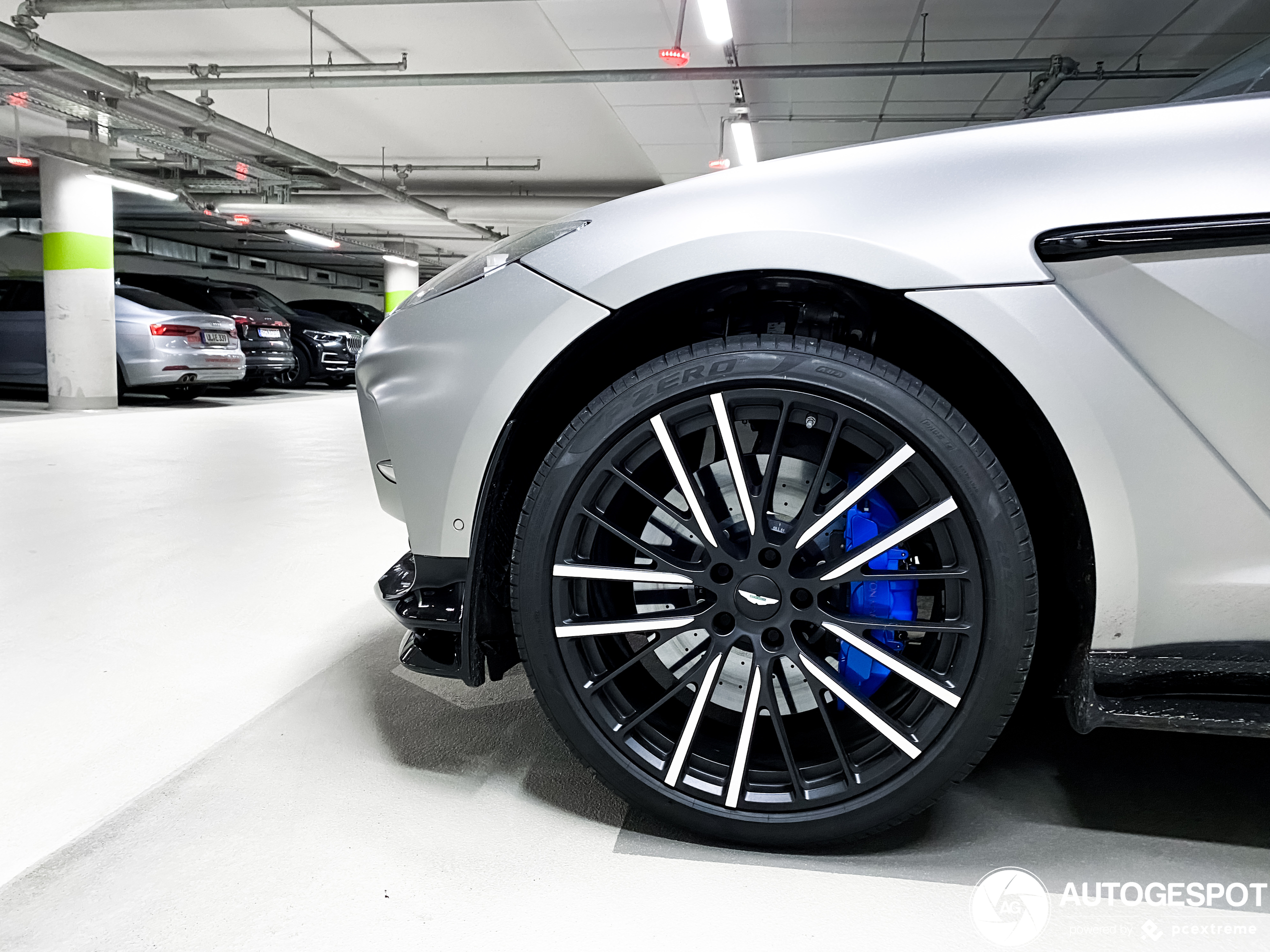 Heftige Aston DBX 707