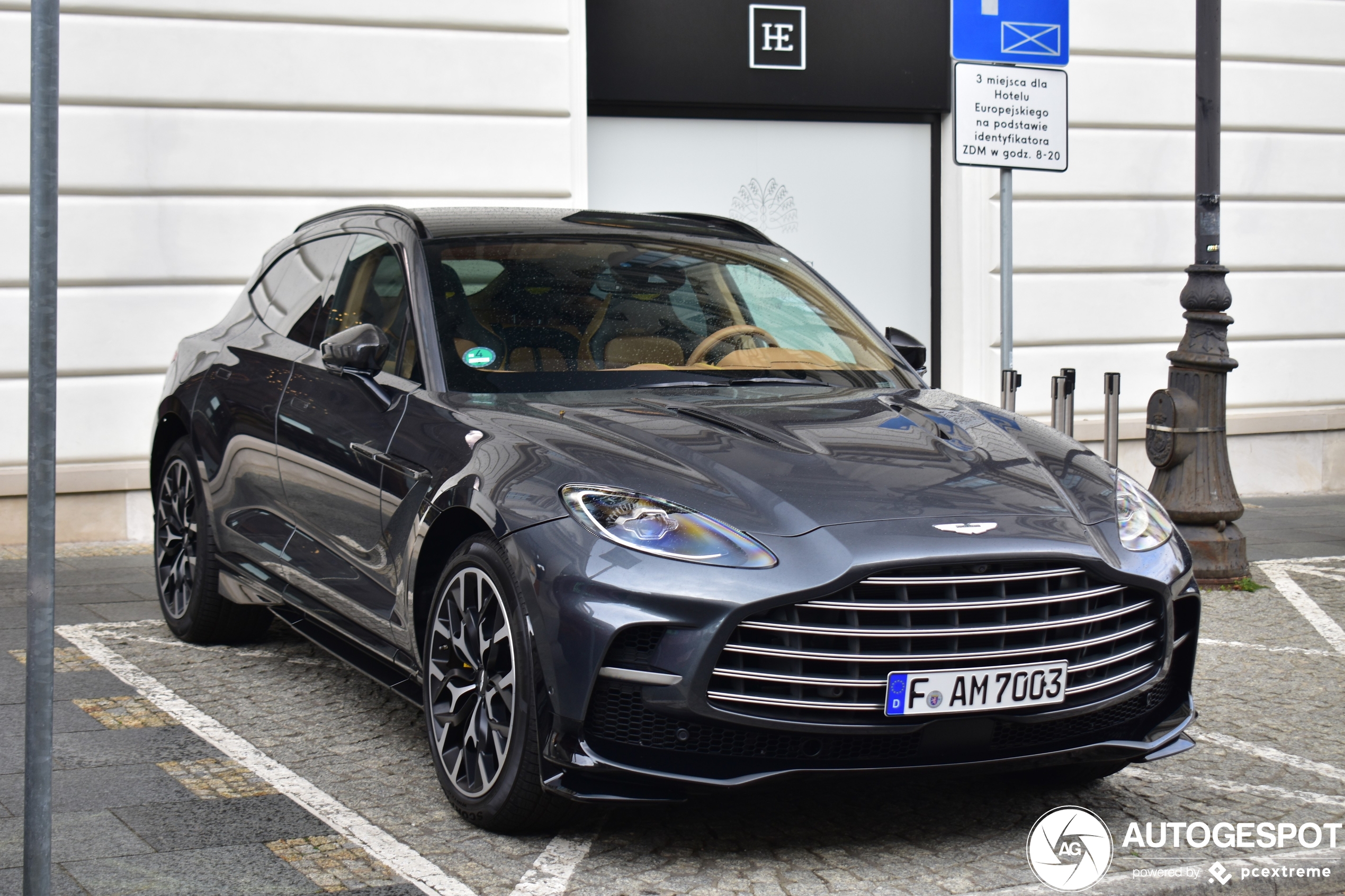 Aston Martin DBX707