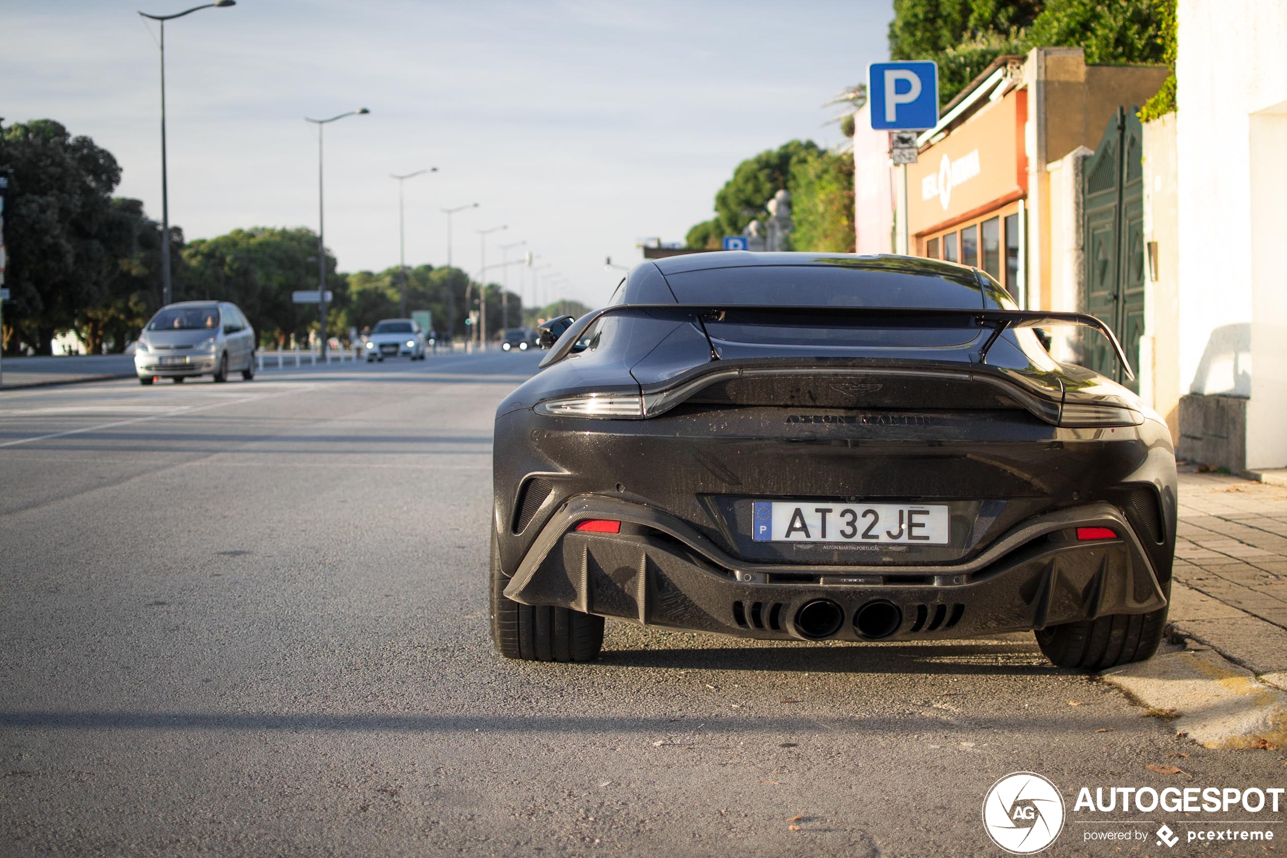 Aston Martin V12 Vantage laat zijn vuistdikke uitlaten zien