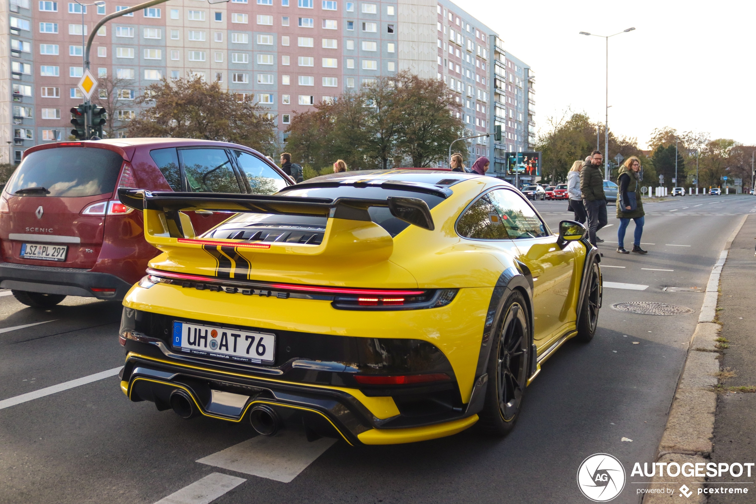 Ruimteschip geland: Porsche 992 TechArt GT Street R