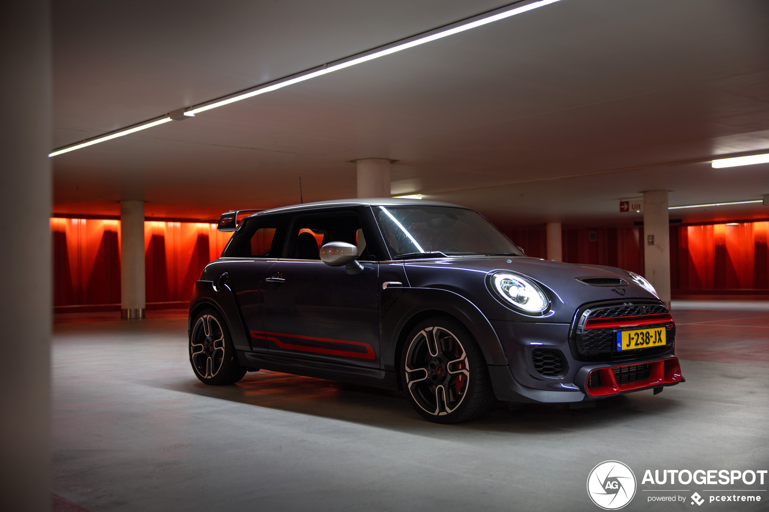 Mini Cooper GP steelt de show in de parkeergarage