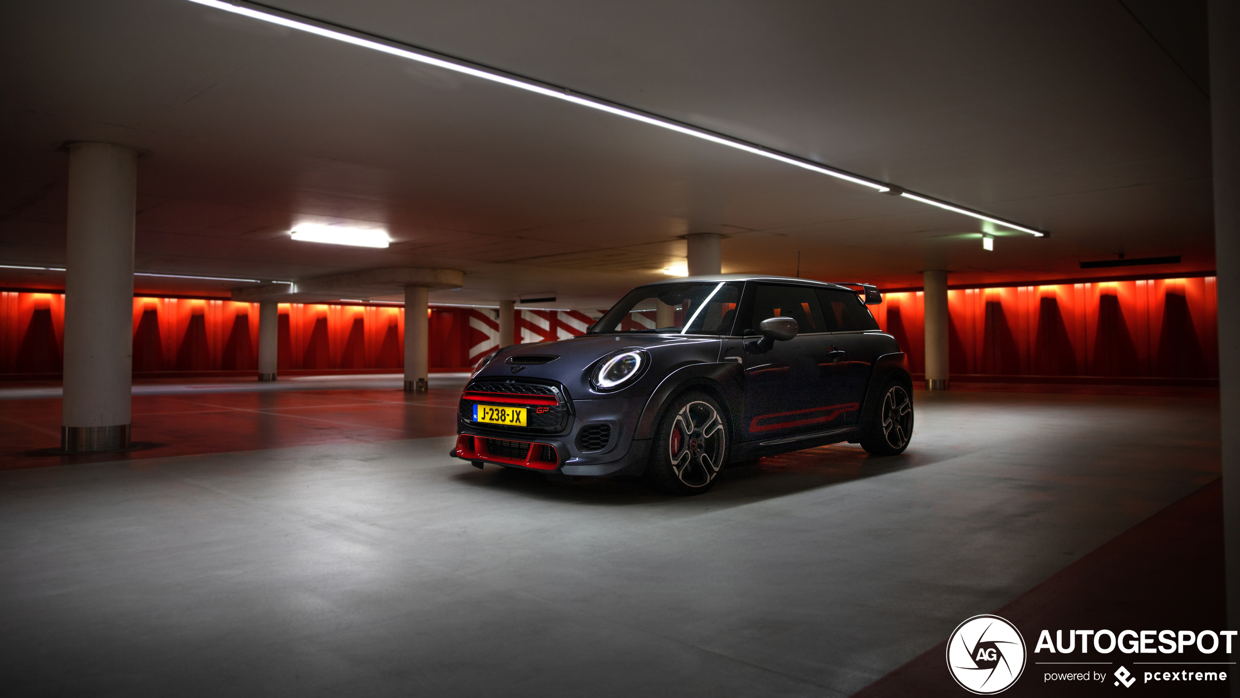 Mini Cooper GP steelt de show in de parkeergarage