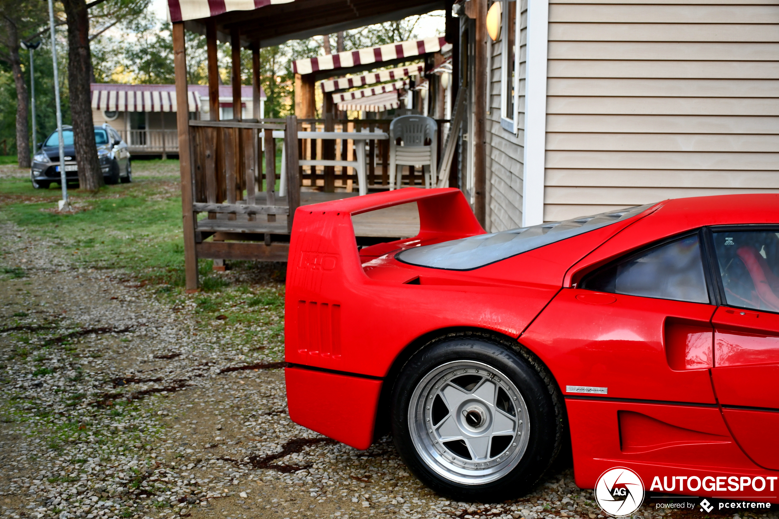 Gewoon met de Ferrari F40 naar de camping