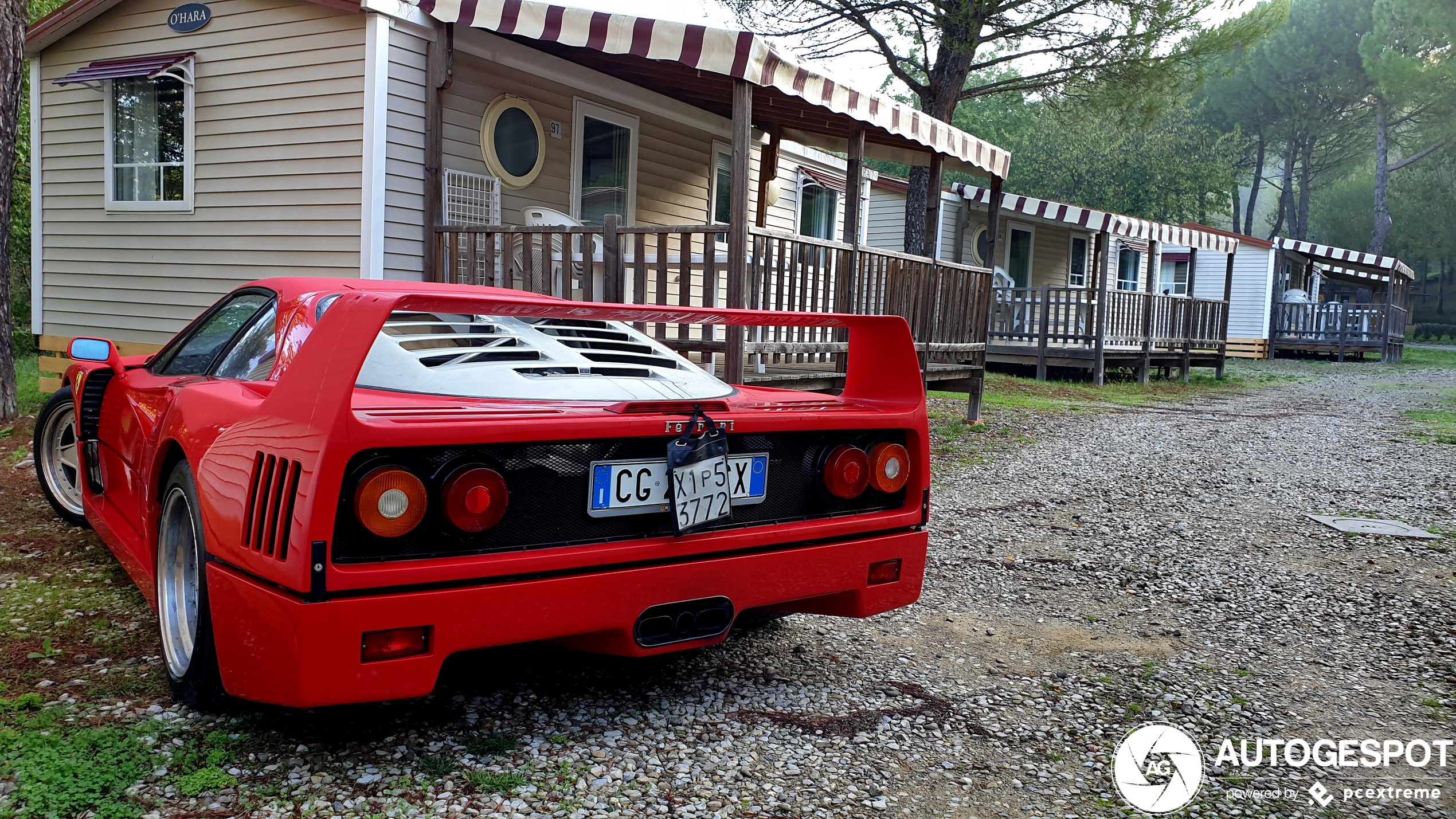 Gewoon met de Ferrari F40 naar de camping