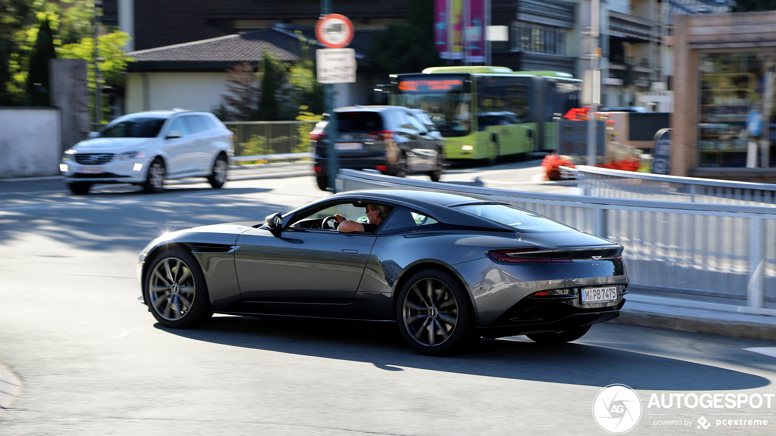 Aston Martin DB11 V8