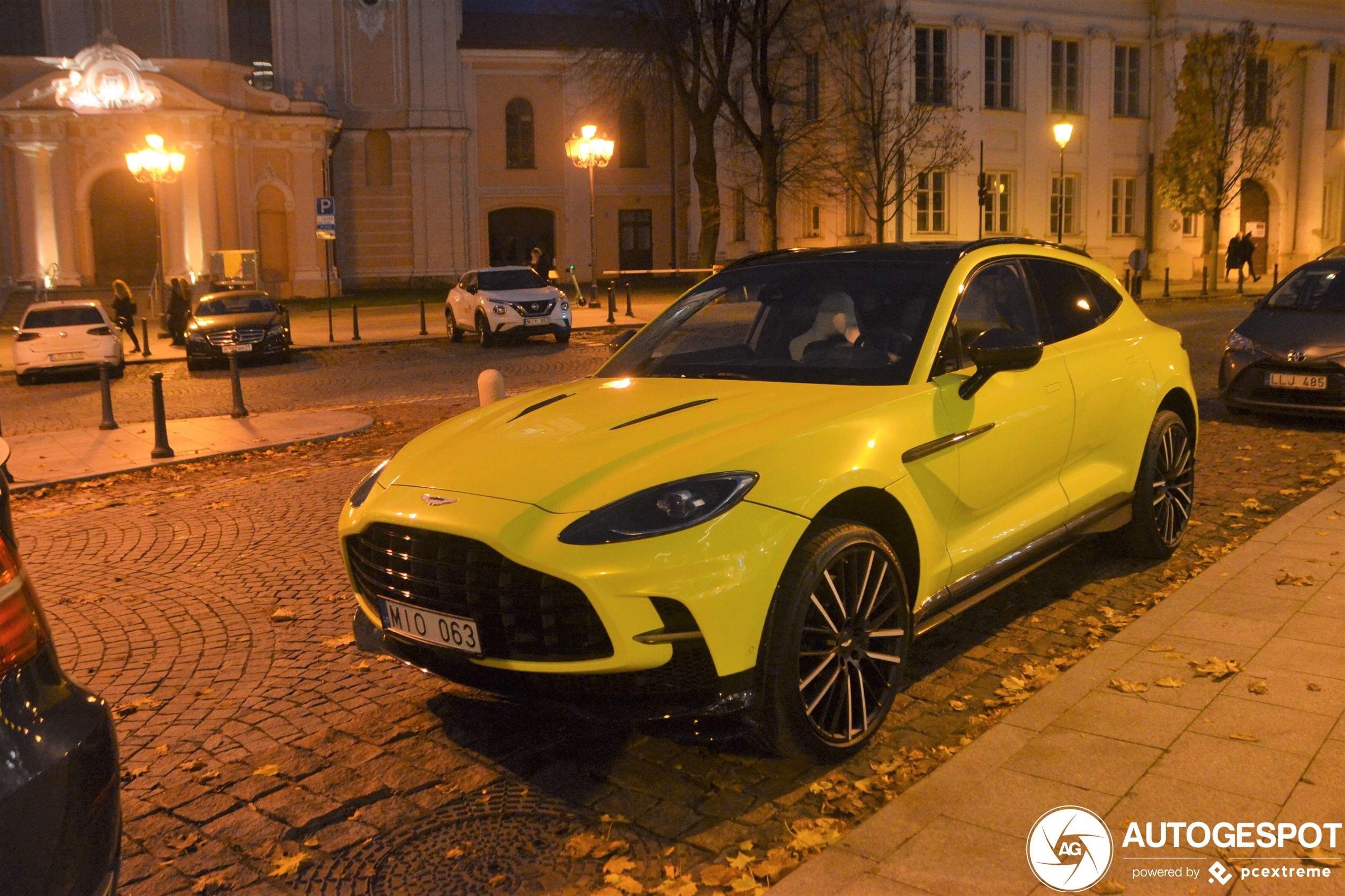 Aston Martin DBX707