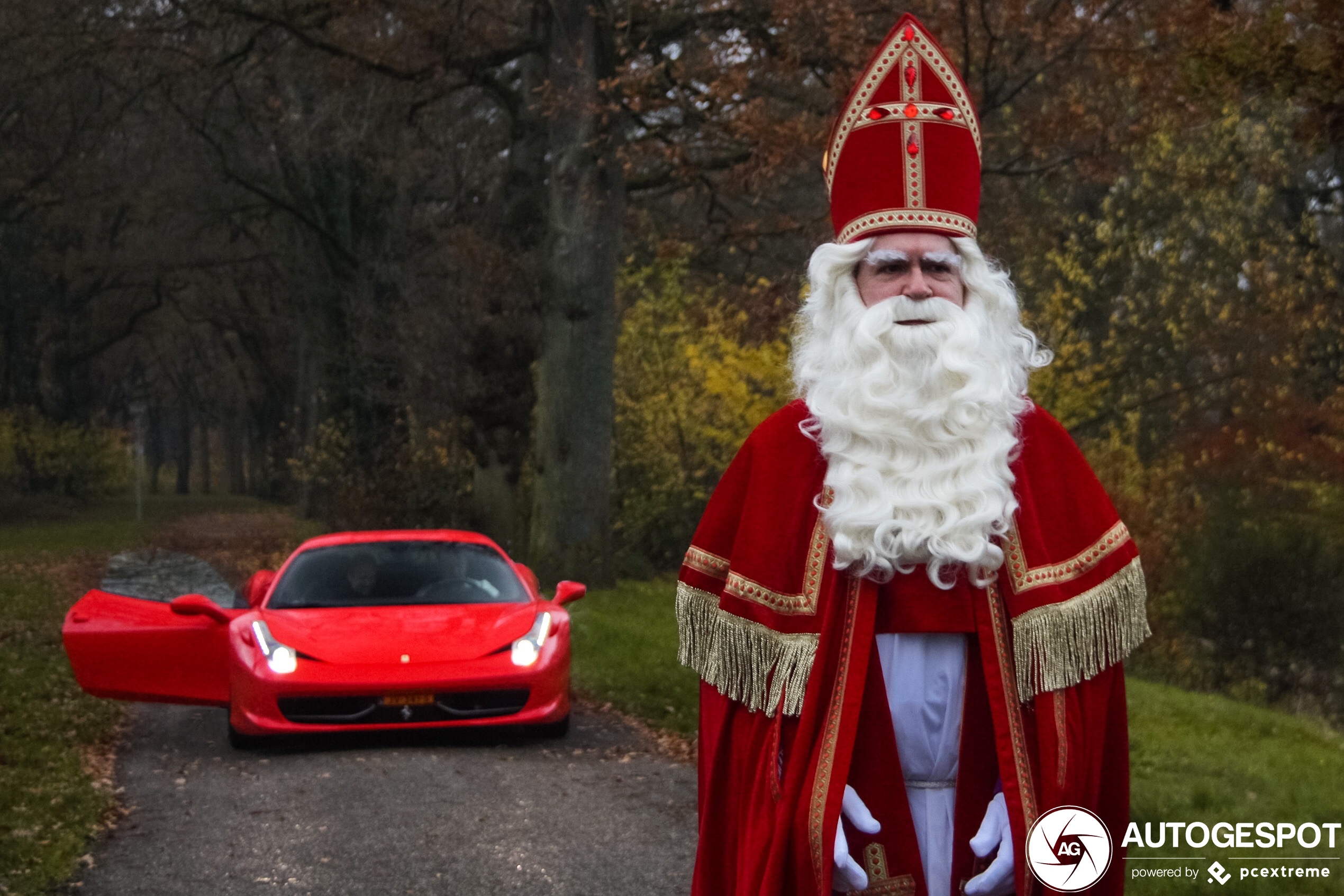 De Sint is weer in het land en rijdt Ferrari