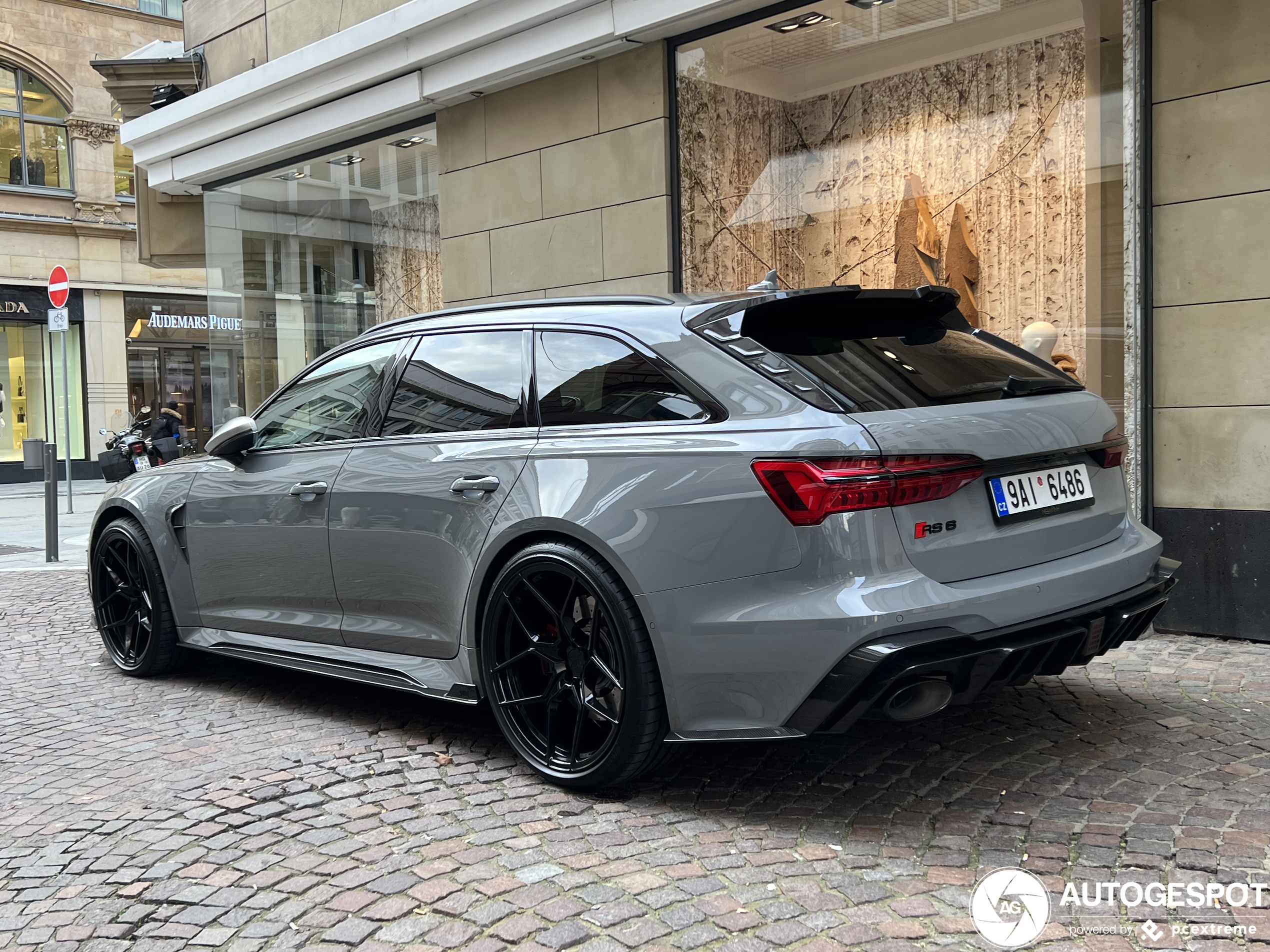 Audi RS6 Avant vertroeteld door Keyvany