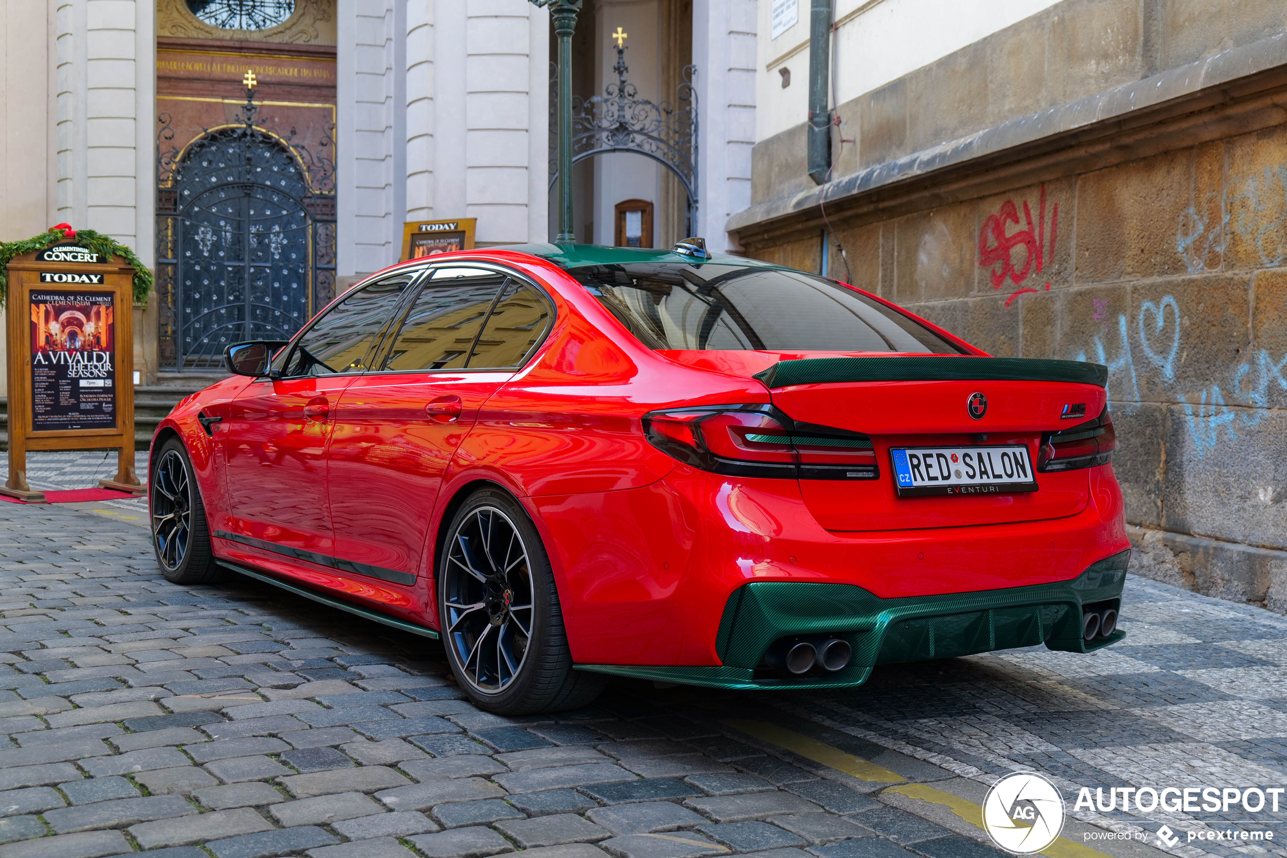 De kerstman rijdt dit jaar een BMW M5 Competition