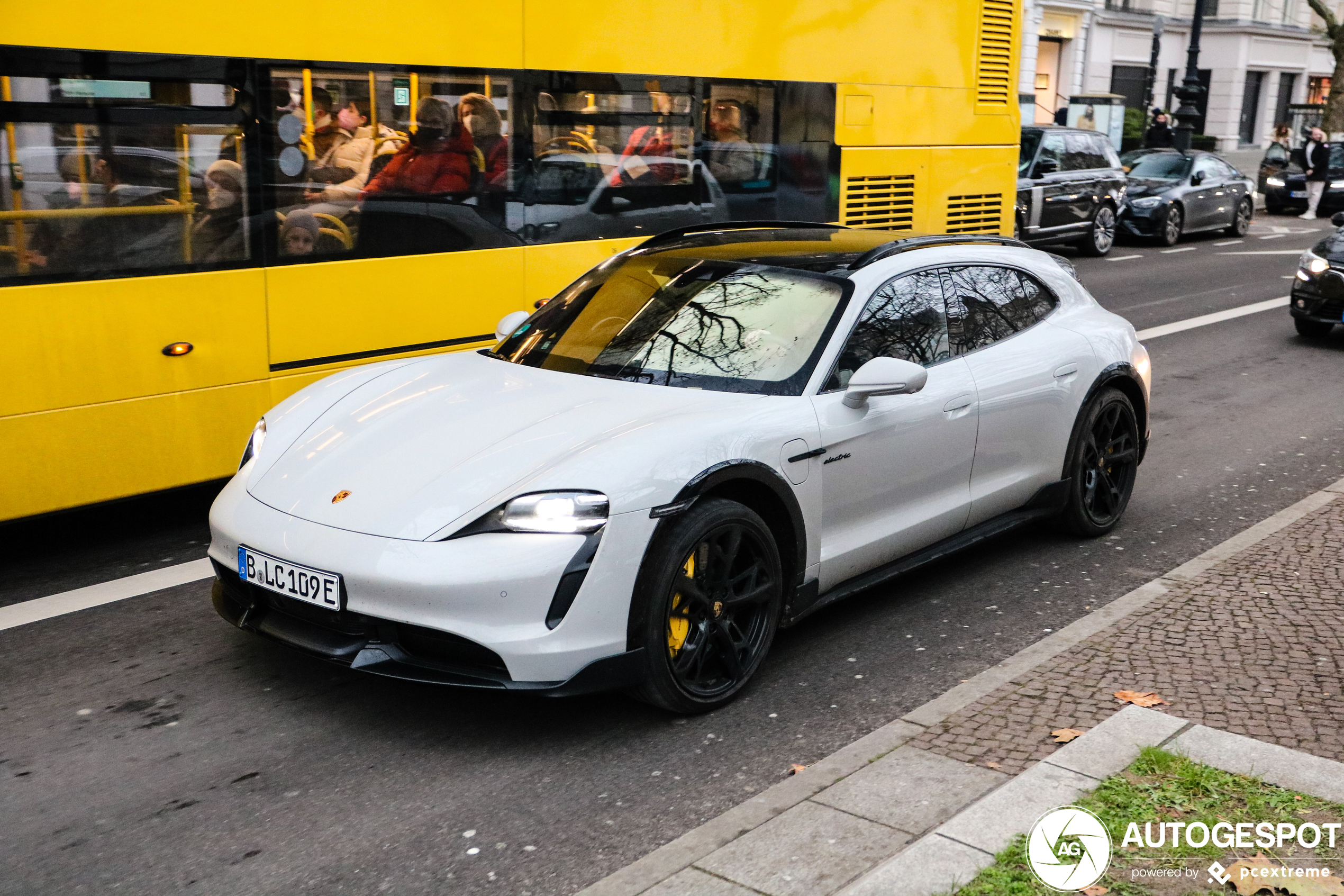 Porsche Taycan Turbo S Cross Turismo