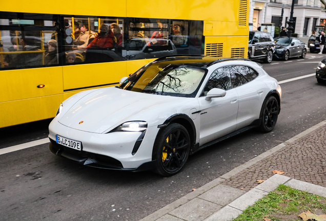 Porsche Taycan Turbo S Cross Turismo