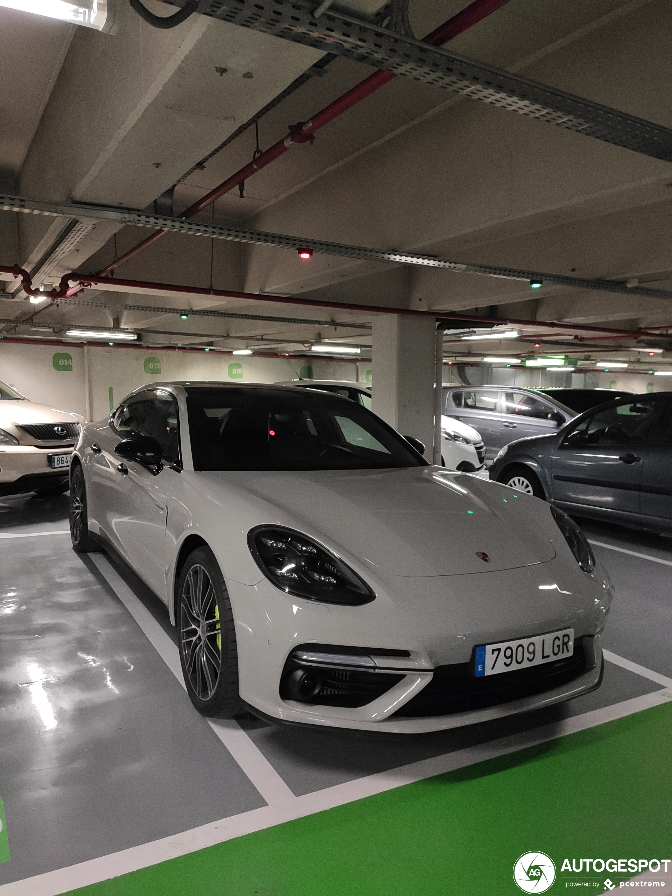 Porsche 971 Panamera Turbo S E-Hybrid Executive