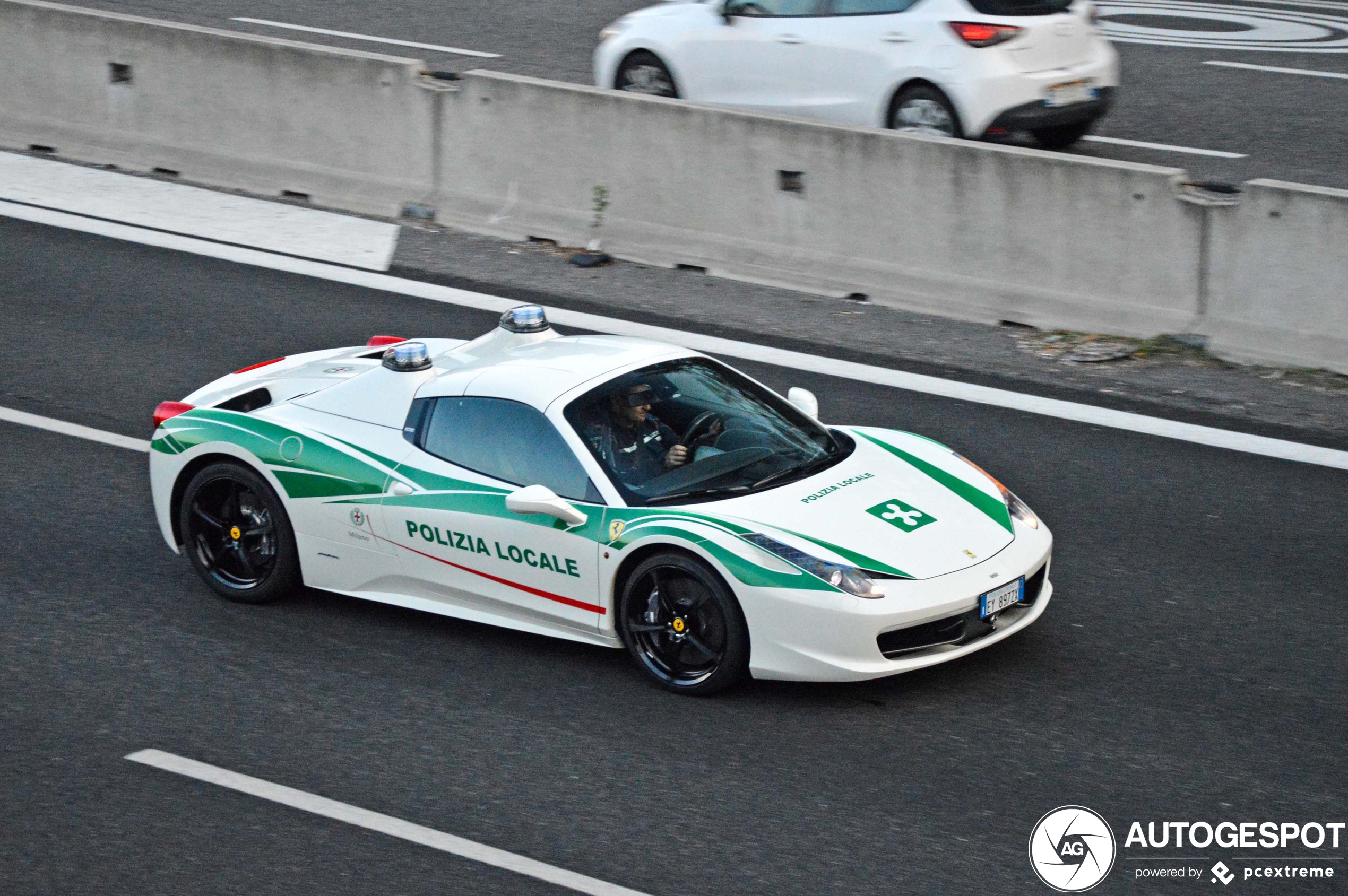 Italiaanse politie rijdt dankzij maffia deze Ferrari 458 Spider