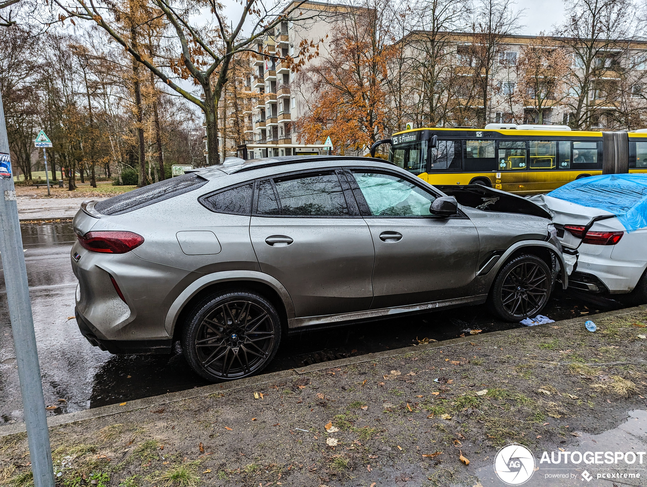 BMW X6 M Competition vind ongelukkige parkeerplaats