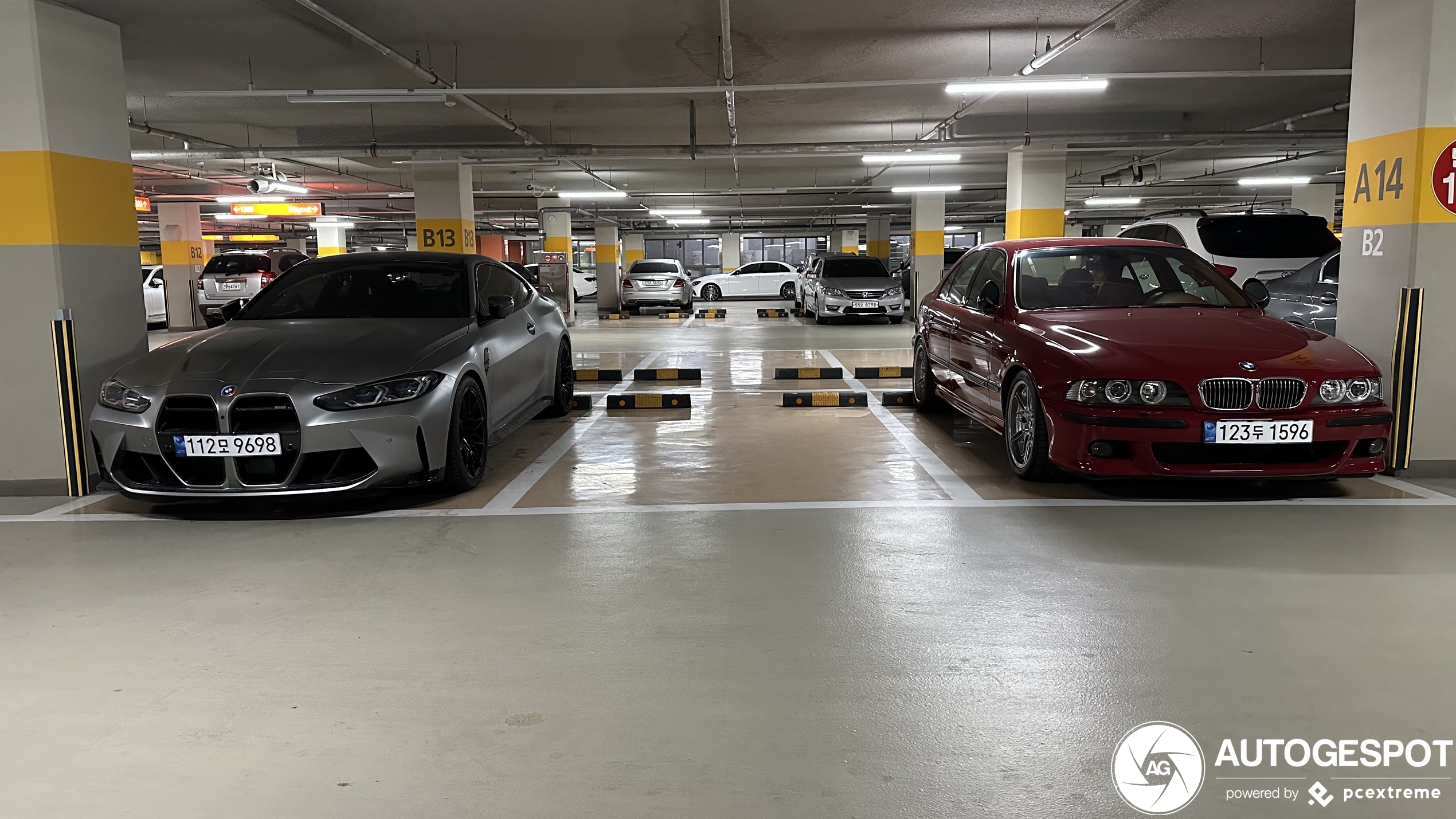 BMW M4 heeft goed gezelschap in Zuid-Koreaanse parkeergarage