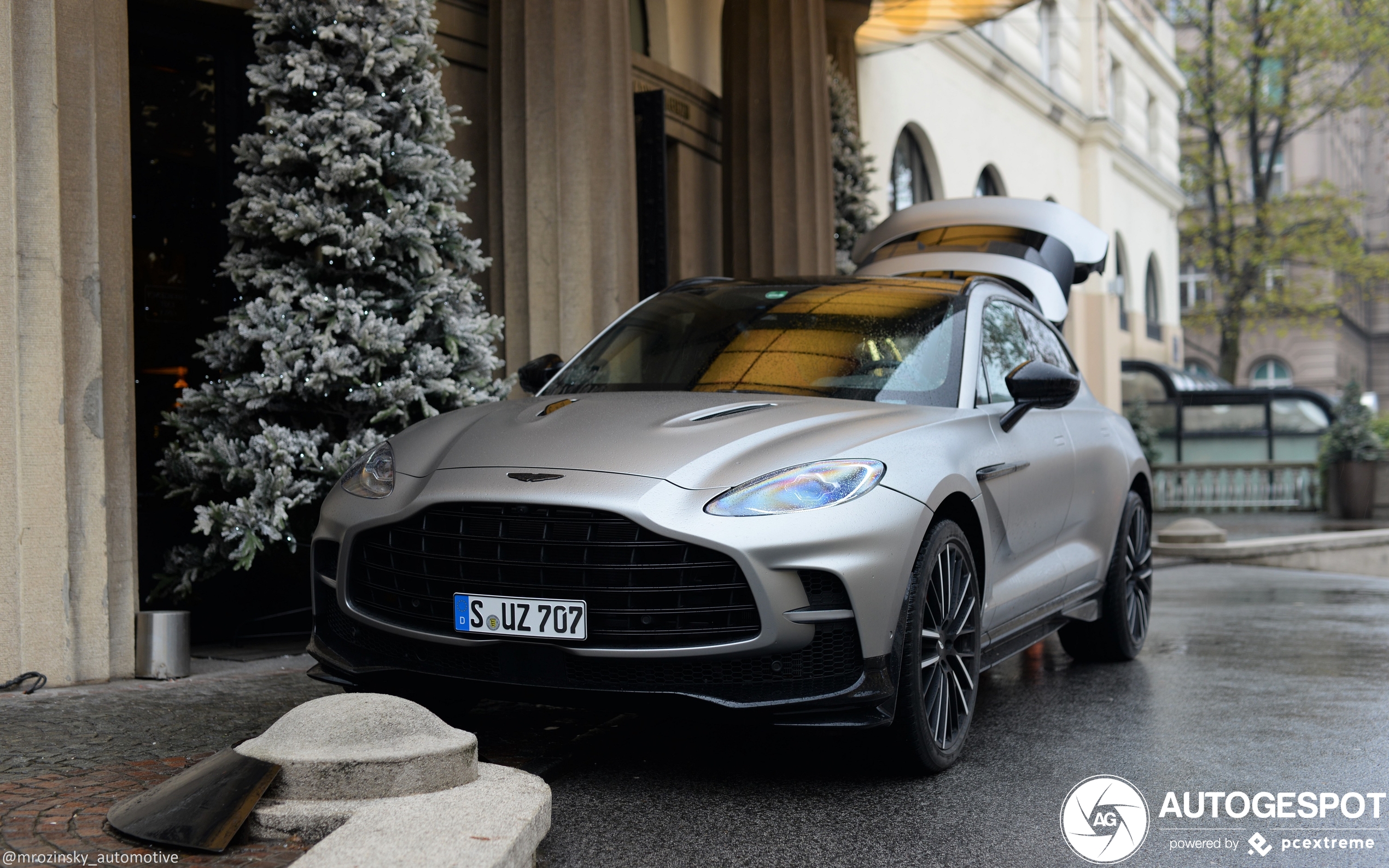 Aston Martin DBX707