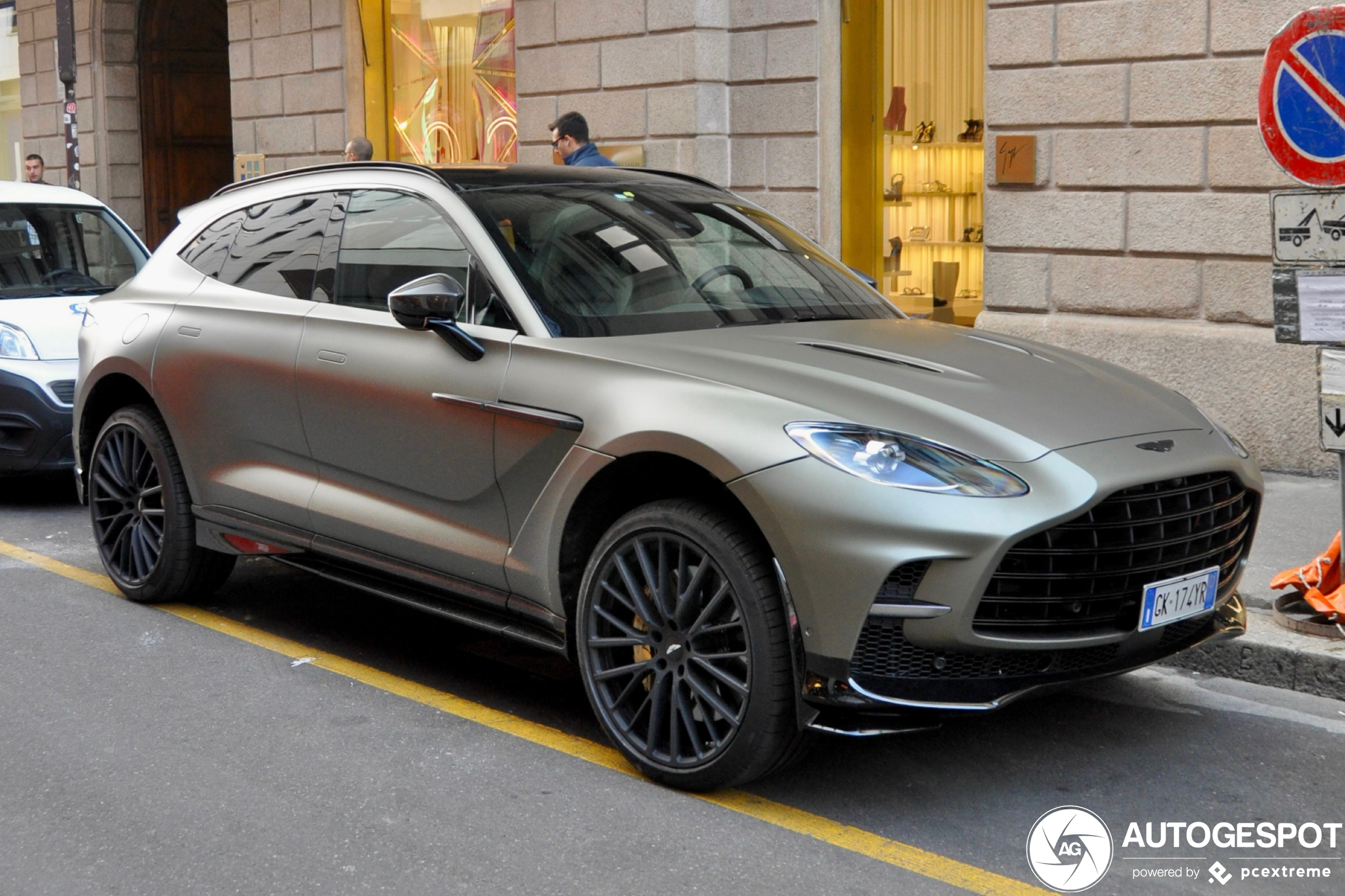 Aston Martin DBX707