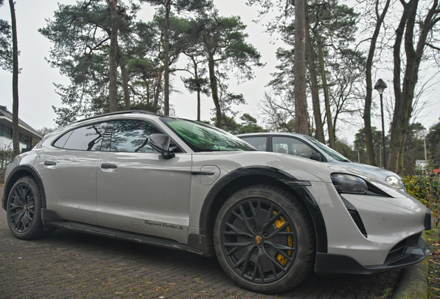 Porsche Taycan Turbo S Cross Turismo