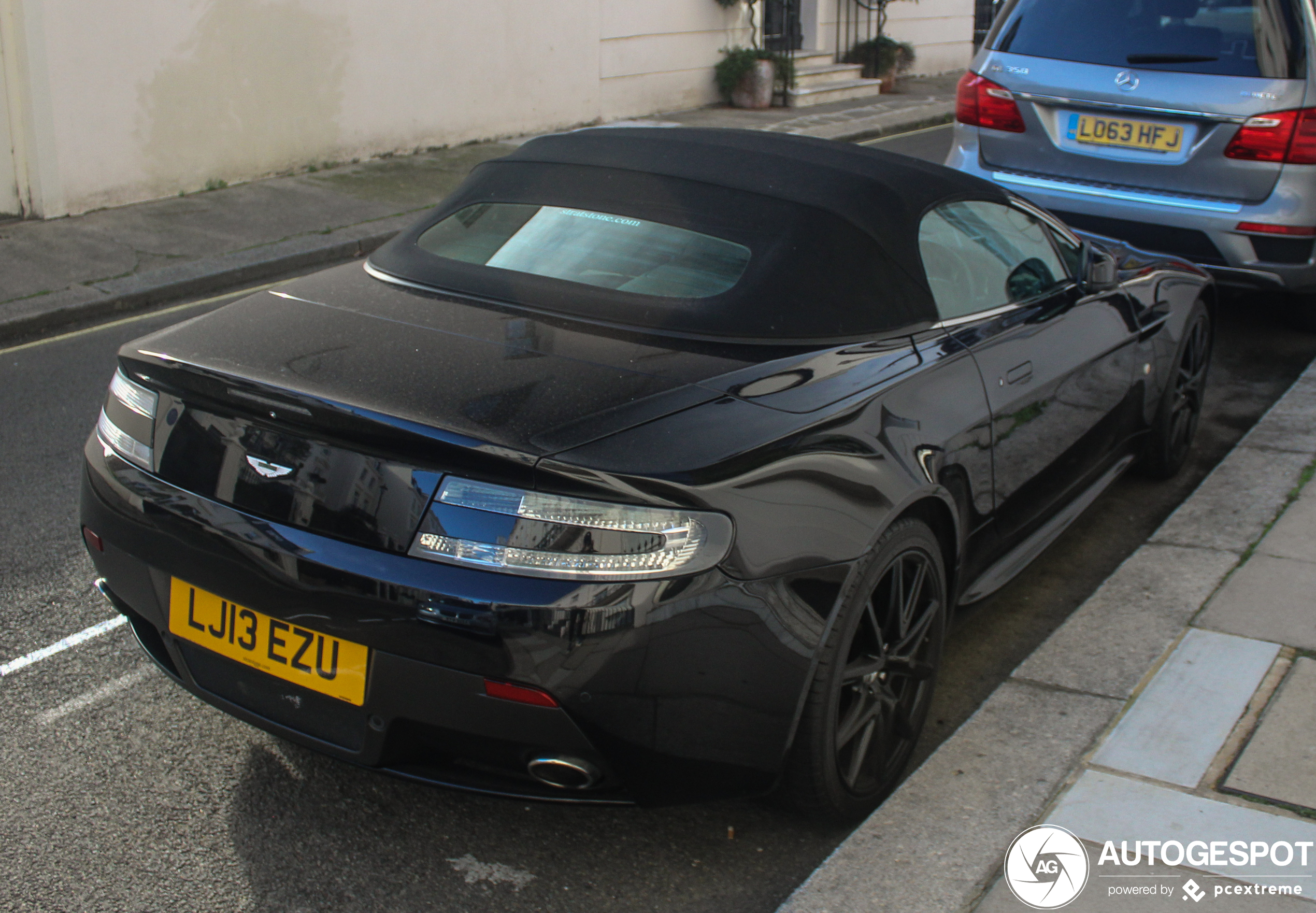 Aston Martin V8 Vantage Roadster 2012